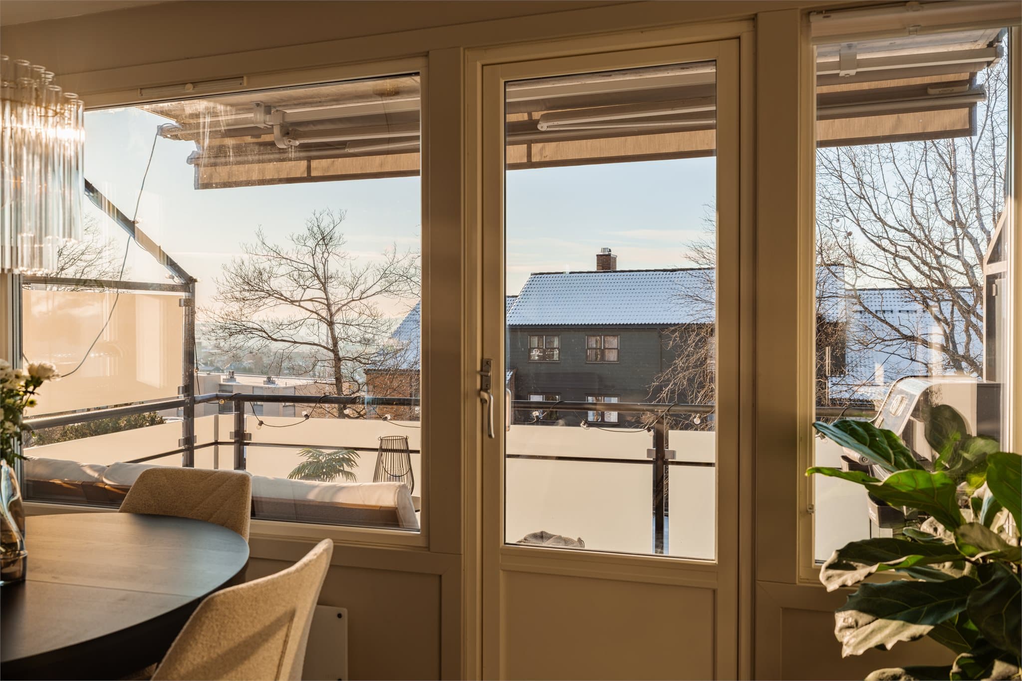 Vinduene er fra 2016 og har 3-lags glass for god isolasjon.