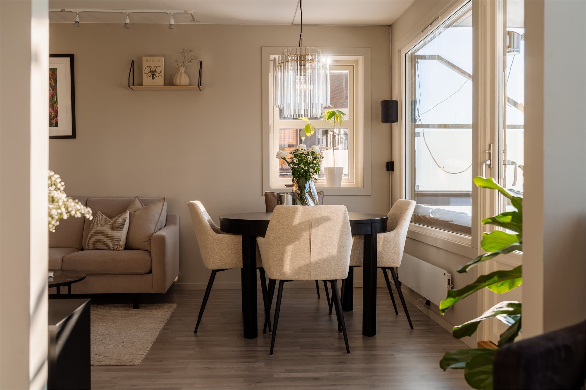 Her er det god plass for hyggelige måltider med familie og venner.