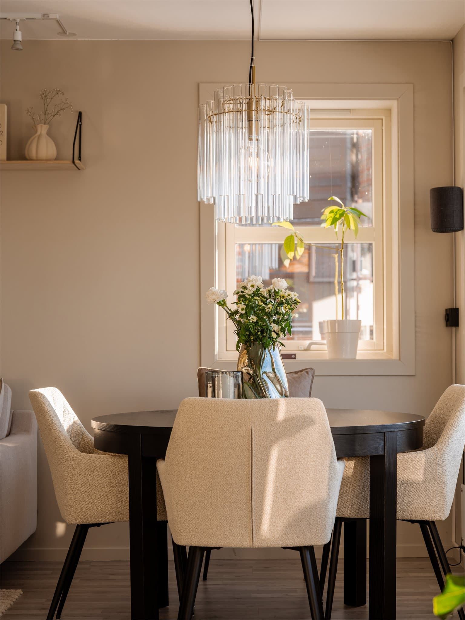 Gjennomtenkte detaljer og en helhetlig fargepalett skaper en rolig stemning.