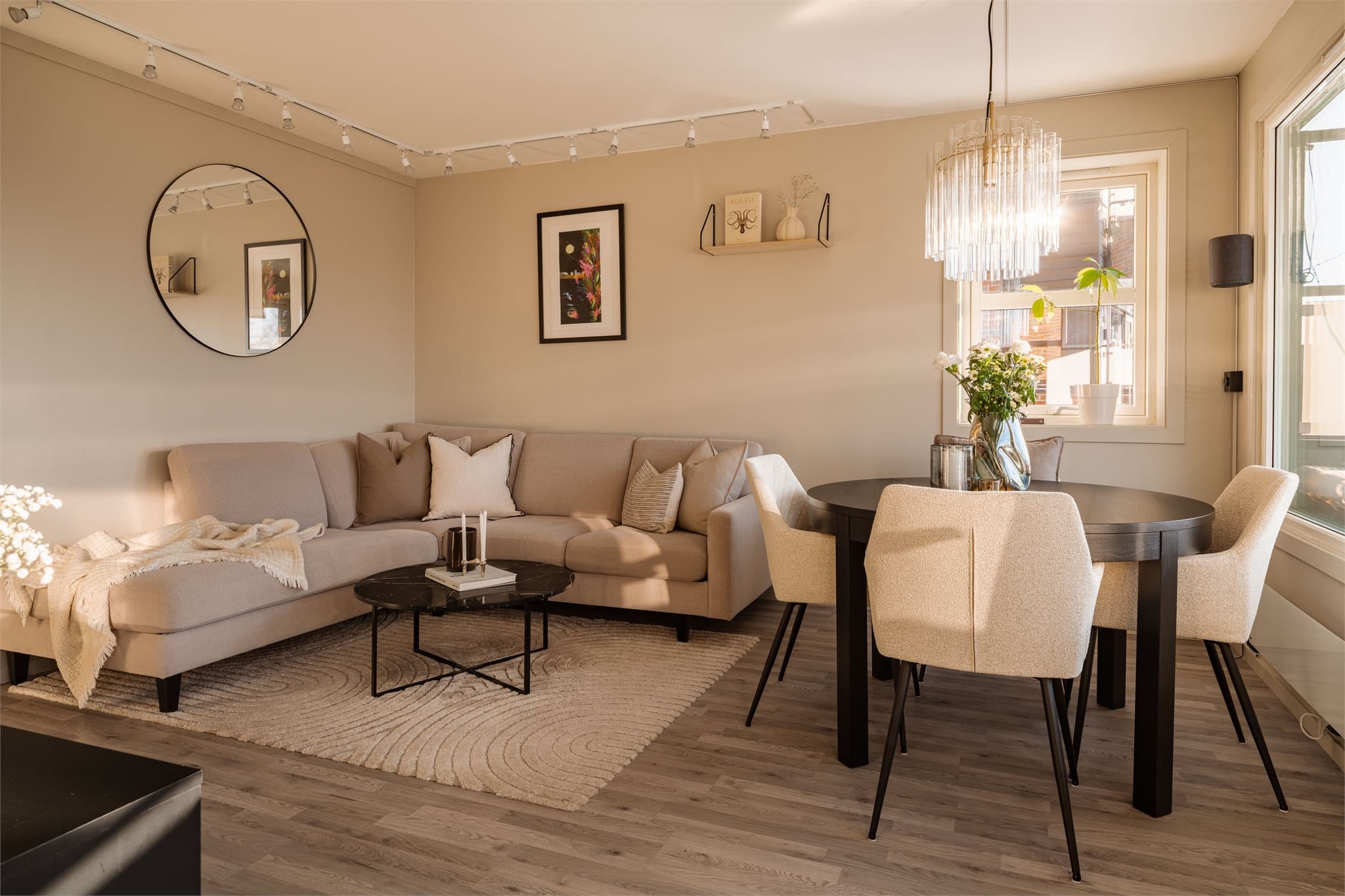 Stuen har god plass til både en romslig sofagruppe og et spisebord.