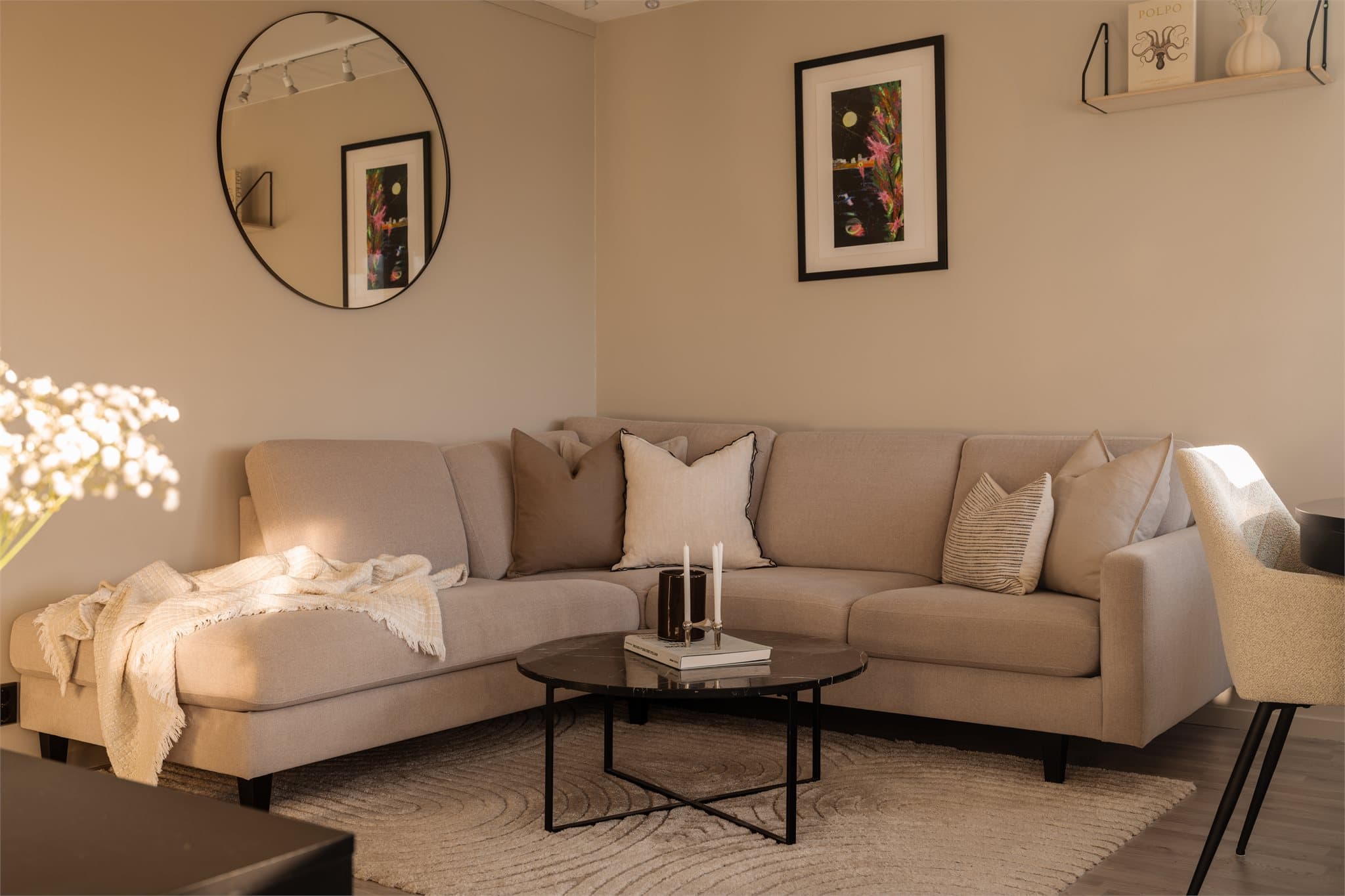 Rommet har en takhøyde på 2,39 meter, som bidrar til en luftig atmosfære.