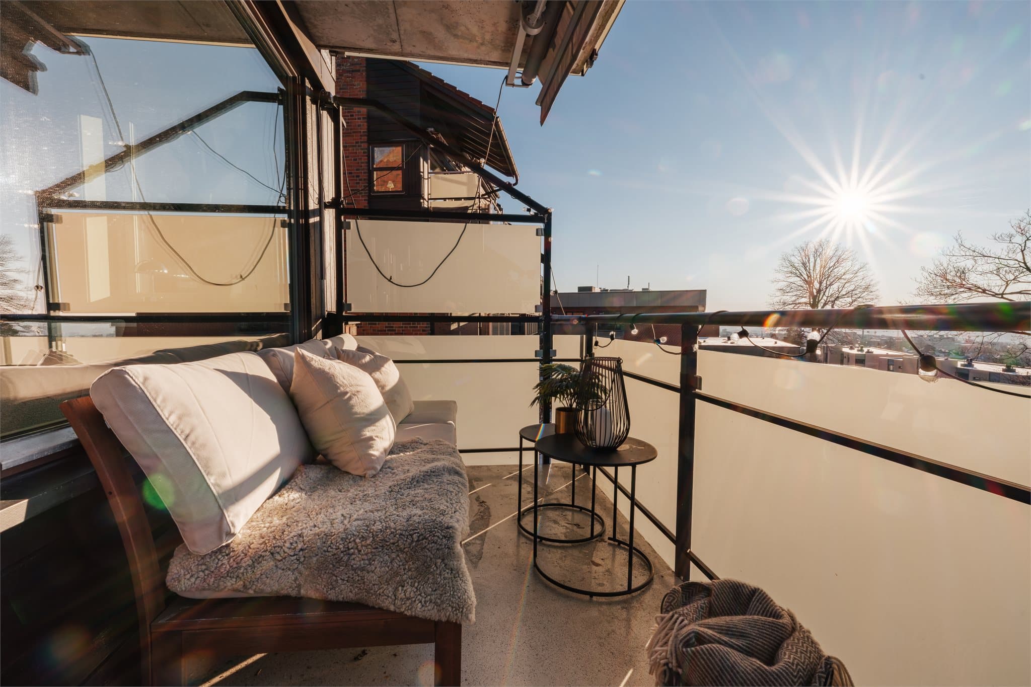 Fra stuen er det utgang til en sydvestvendt balkong på 6 m² med plass til en hyggelig sittegruppe og svært gode solforhold