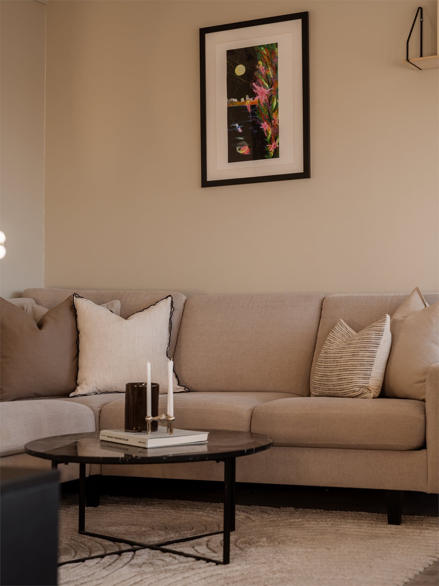 Overflatene på vegger, lister og karmer ble fornyet med sparkling og maling i 2021/2022.