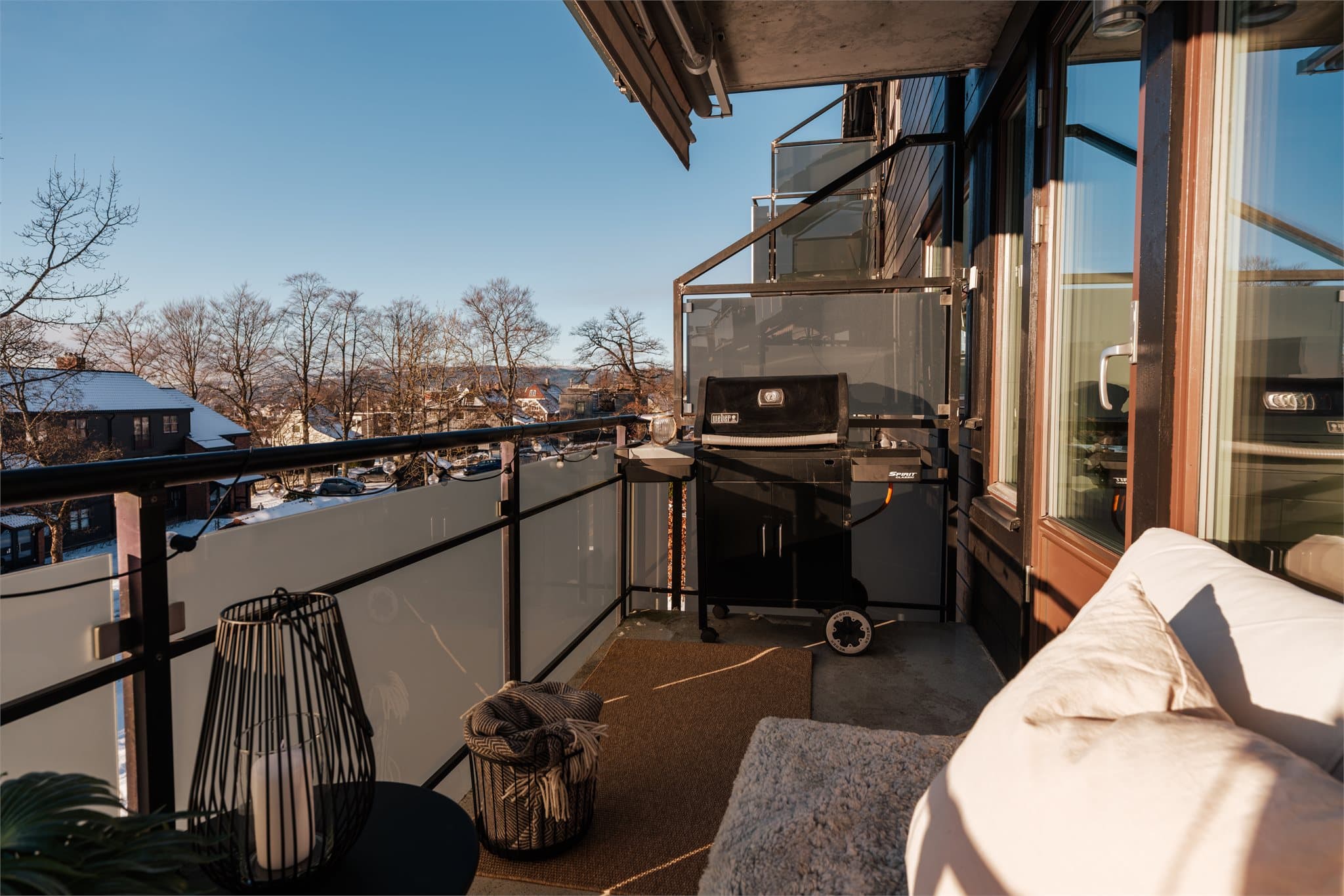 Balkongen er utstyrt med elektrisk markise og utestikk.