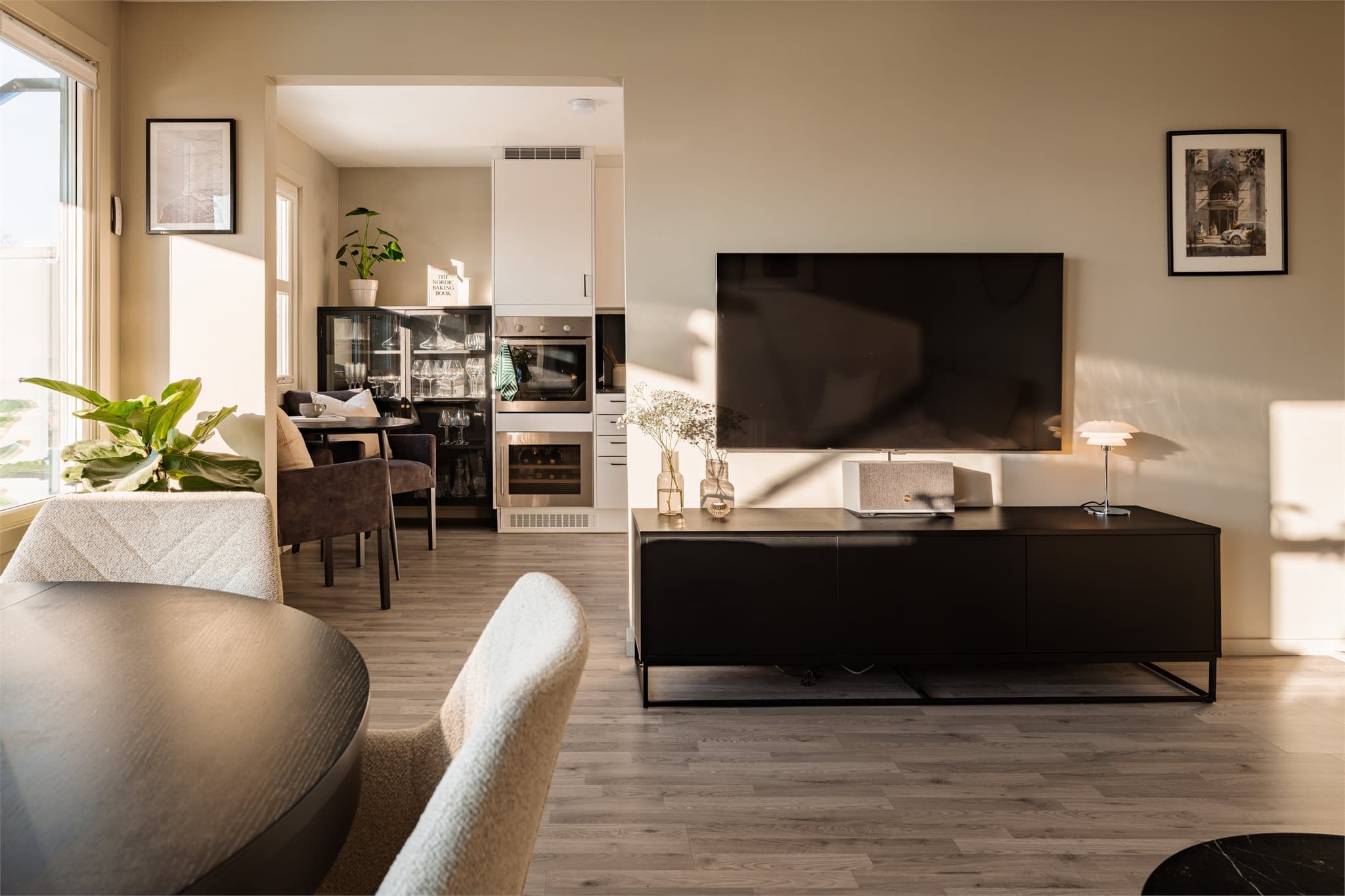 Fra stuen er det en åpen og fin overgang mot kjøkkenet.