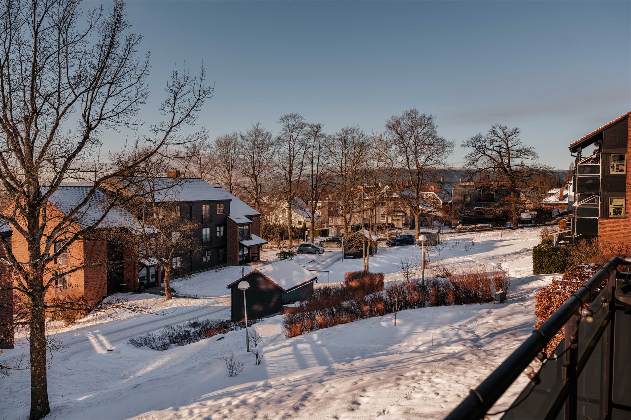 Beliggenheten gir umiddelbar nærhet til Nordmarka, med et nettverk av turstier rett utenfor døren.