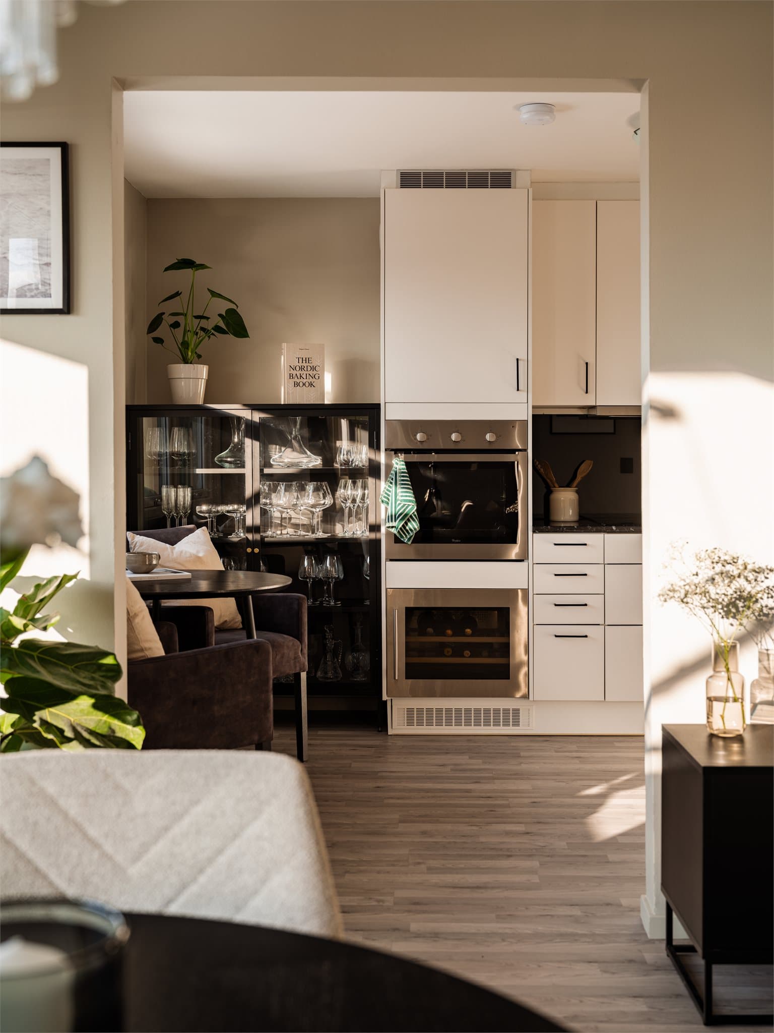 Alle hvitevarer er integrerte, inkludert stekeovn, induksjonstopp og oppvaskmaskin.