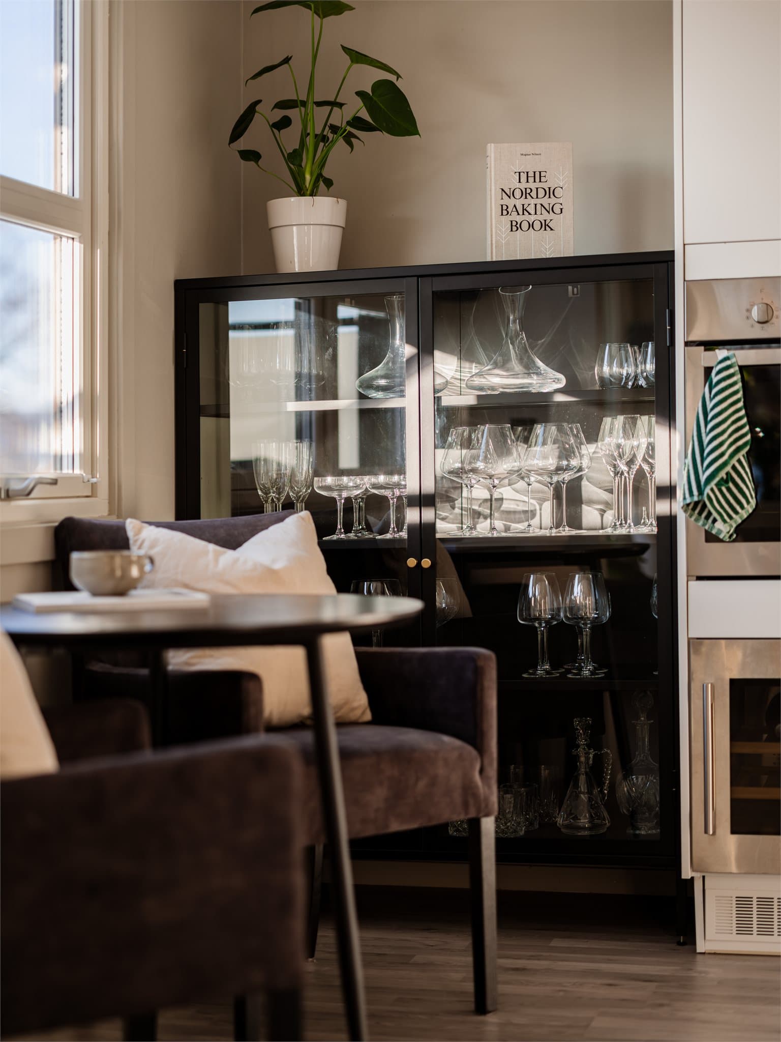 Plass til et vitrineskap for oppbevaring av glass og servise.