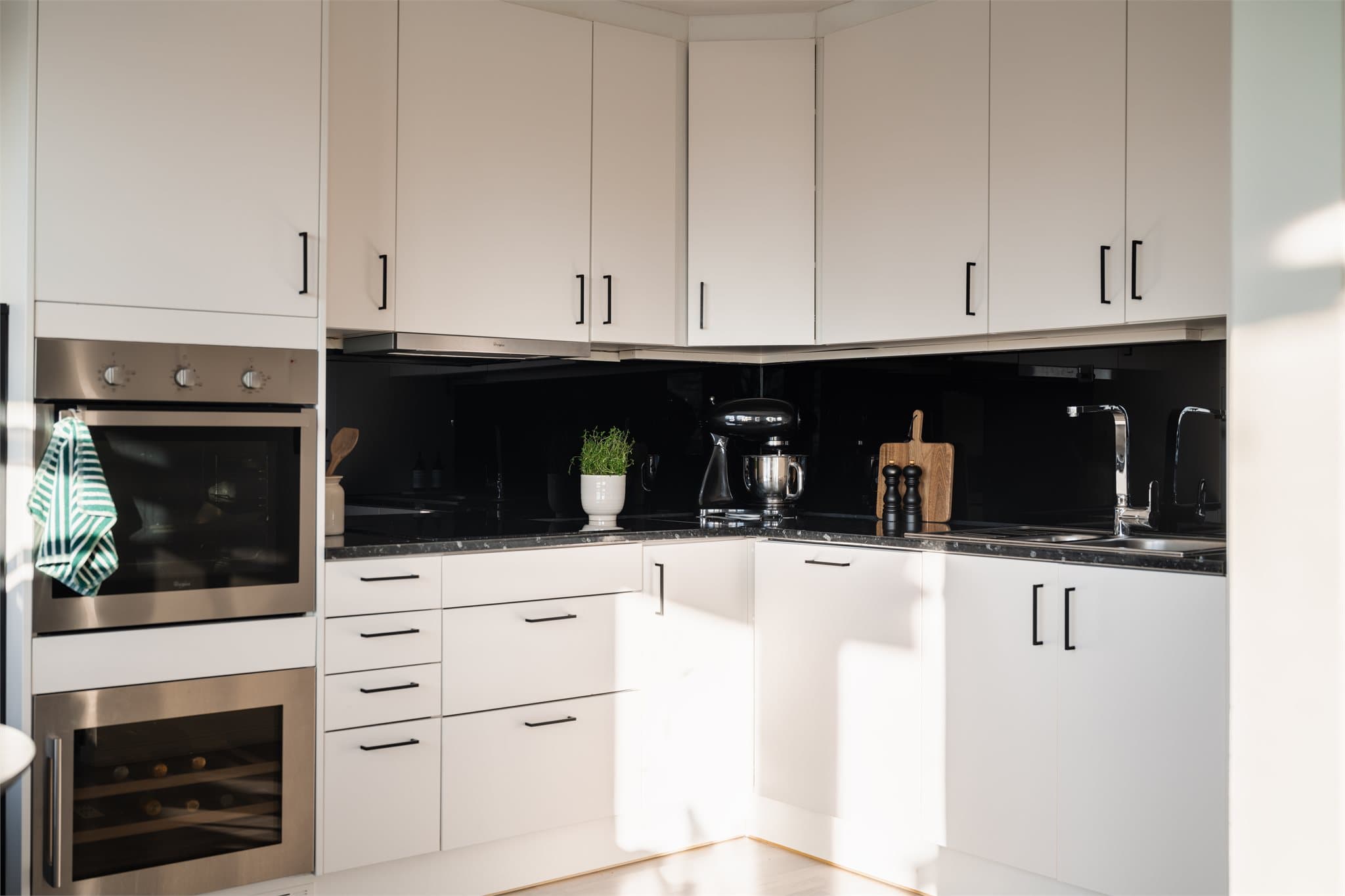 Kjøkkeninnredningen fra Mesterkjøkken (2016) har glatte fronter og en slitesterk benkeplate.