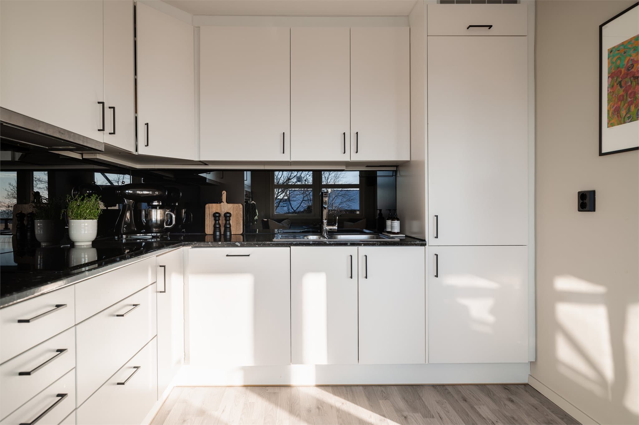 Godt med skap- og benkeplass gjør kjøkkenet både funksjonelt og lett å jobbe på.