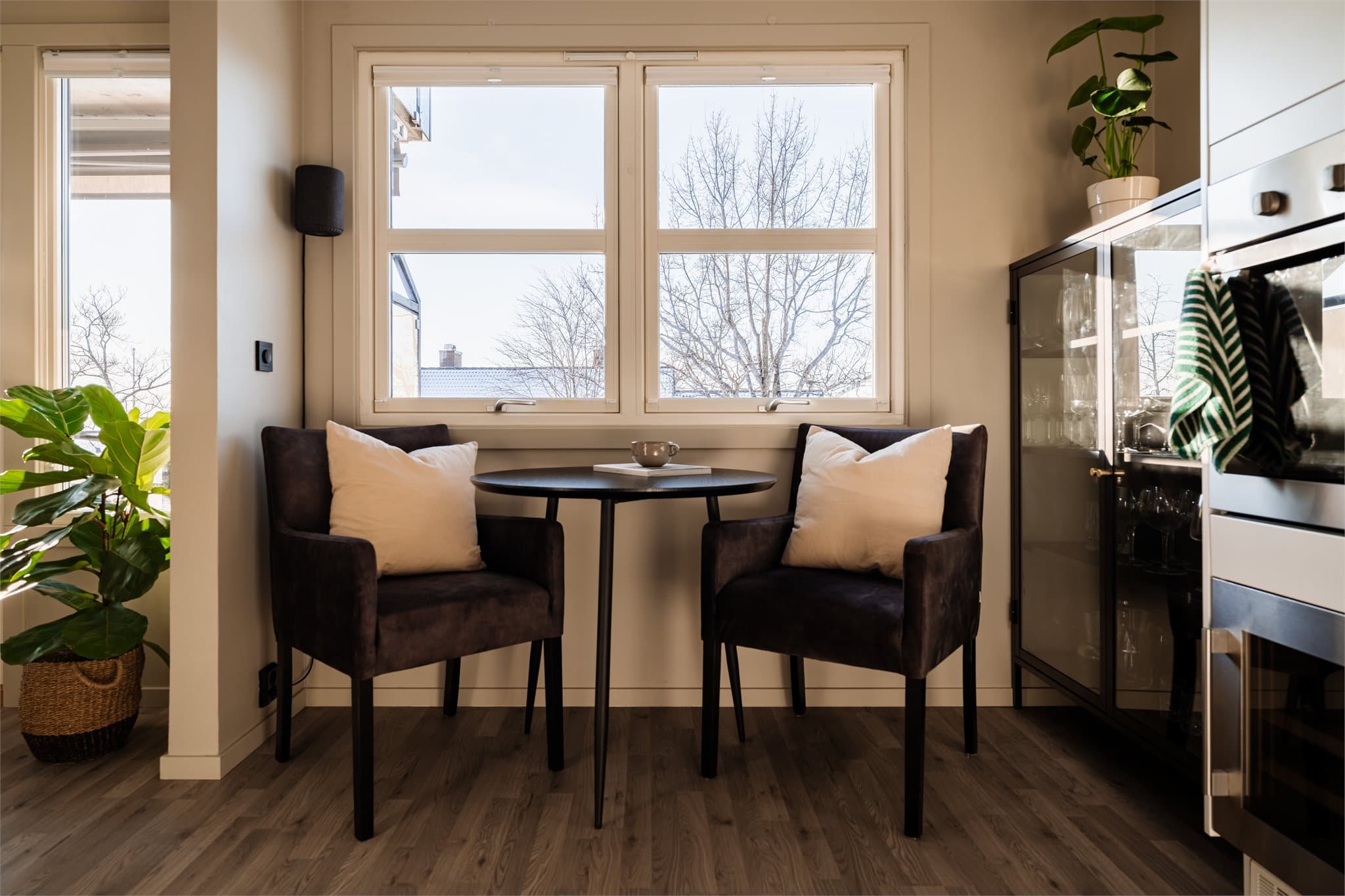 Vinduet på kjøkkenet gir godt med arbeidslys på dagtid.