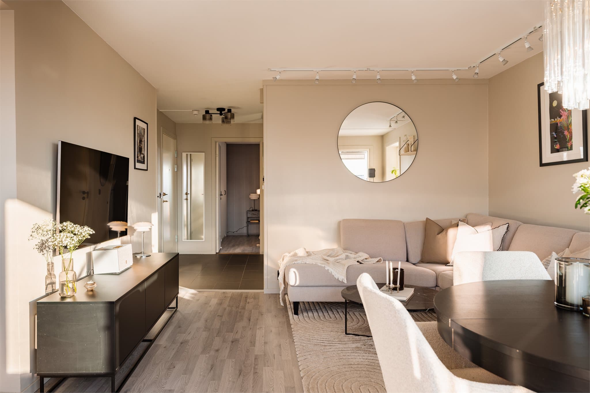 Stuen er et lyst og sosialt samlingspunkt.