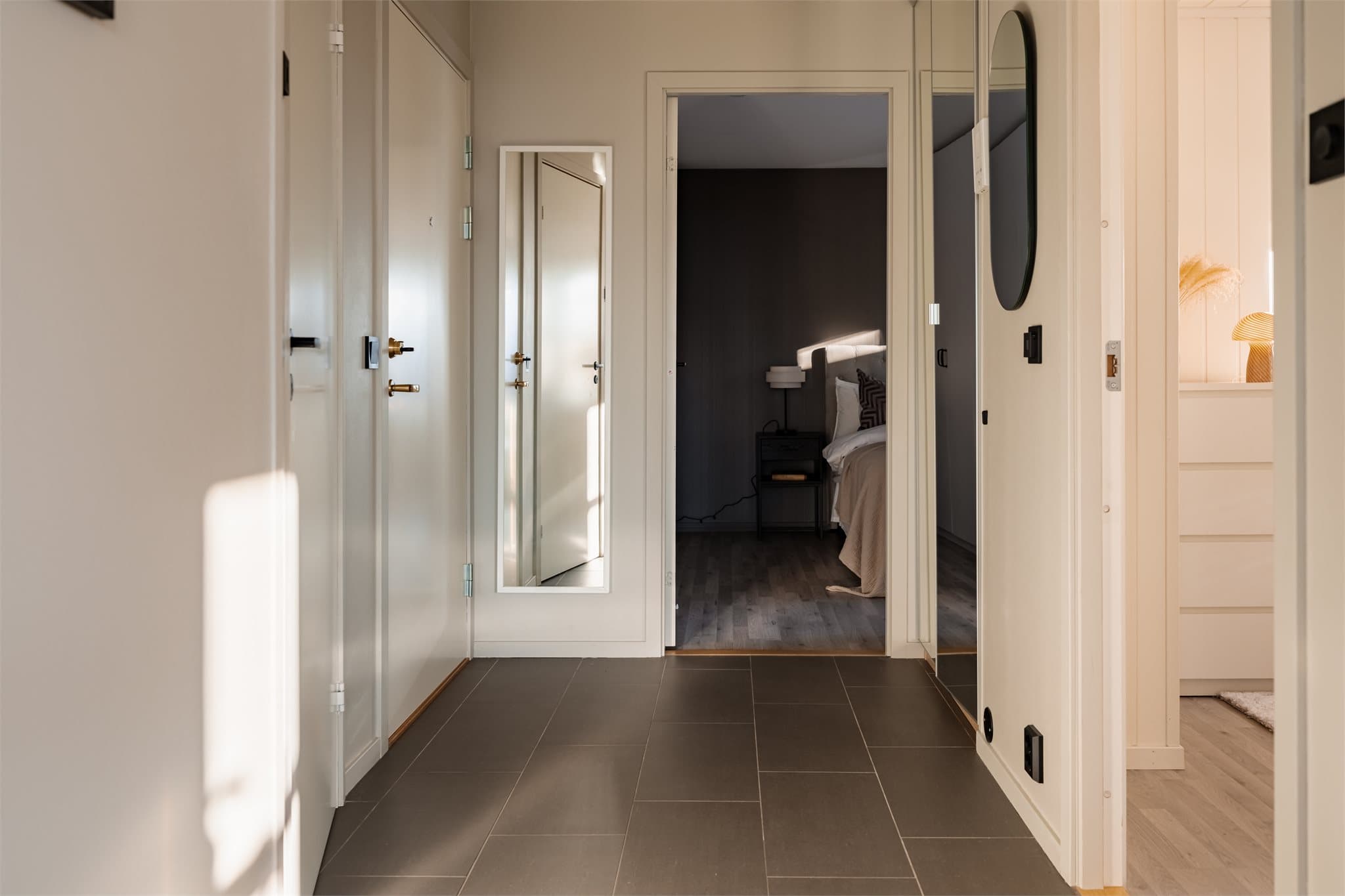 Innbydende entré med flislagt gulv og elektriske varmekabler som gir en behagelig komfort.