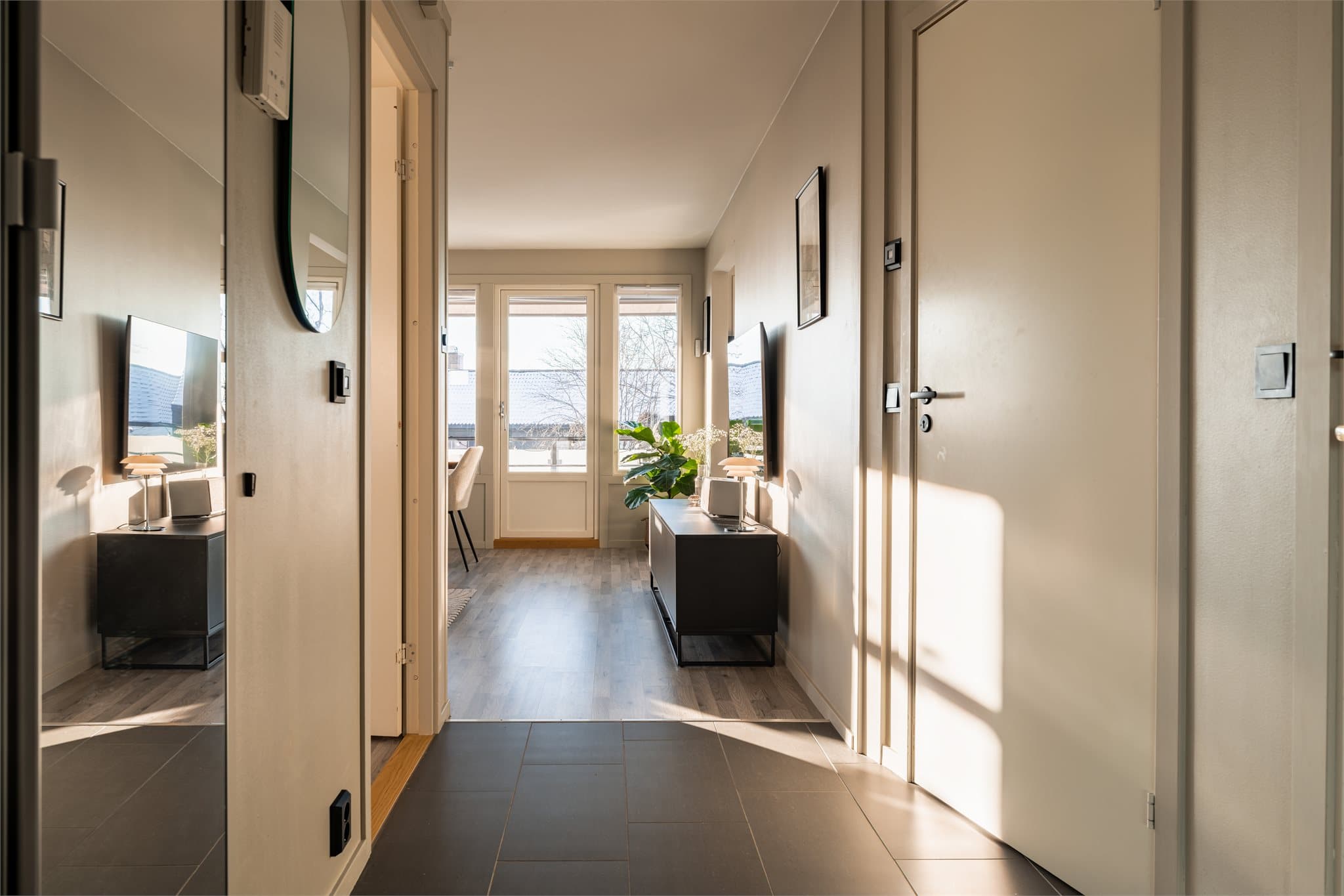 Gjennomgående malte, glatte dører og overflater som ble pusset opp i 2021/2022.