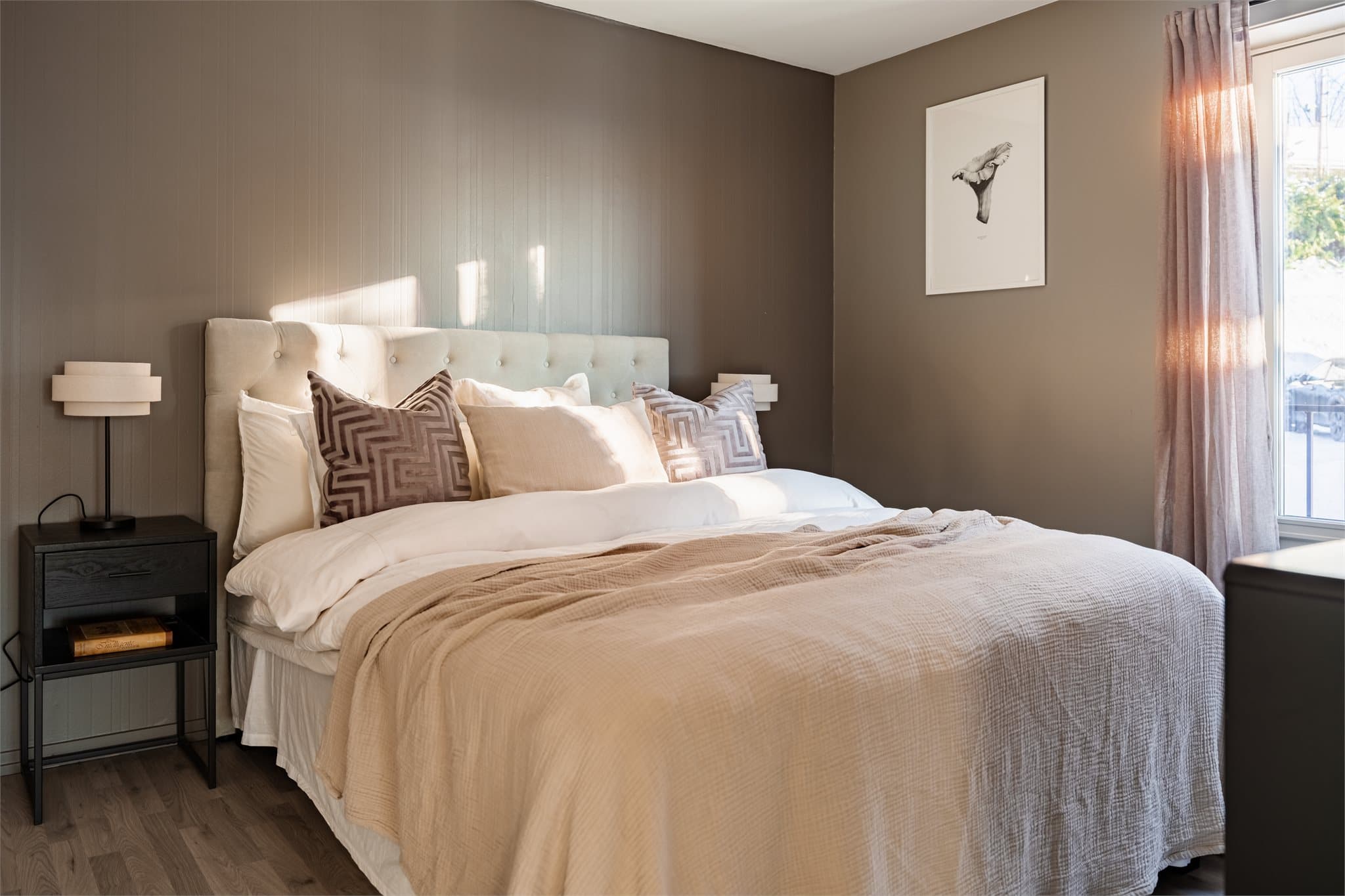 Hovedsoverommet er romslig og har god plass til dobbeltseng og nattbord.