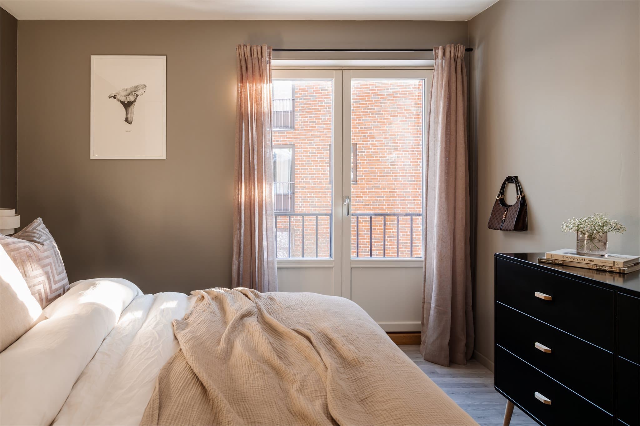 Rommet har en tofløyet balkongdør som fungerer som en fransk balkong.