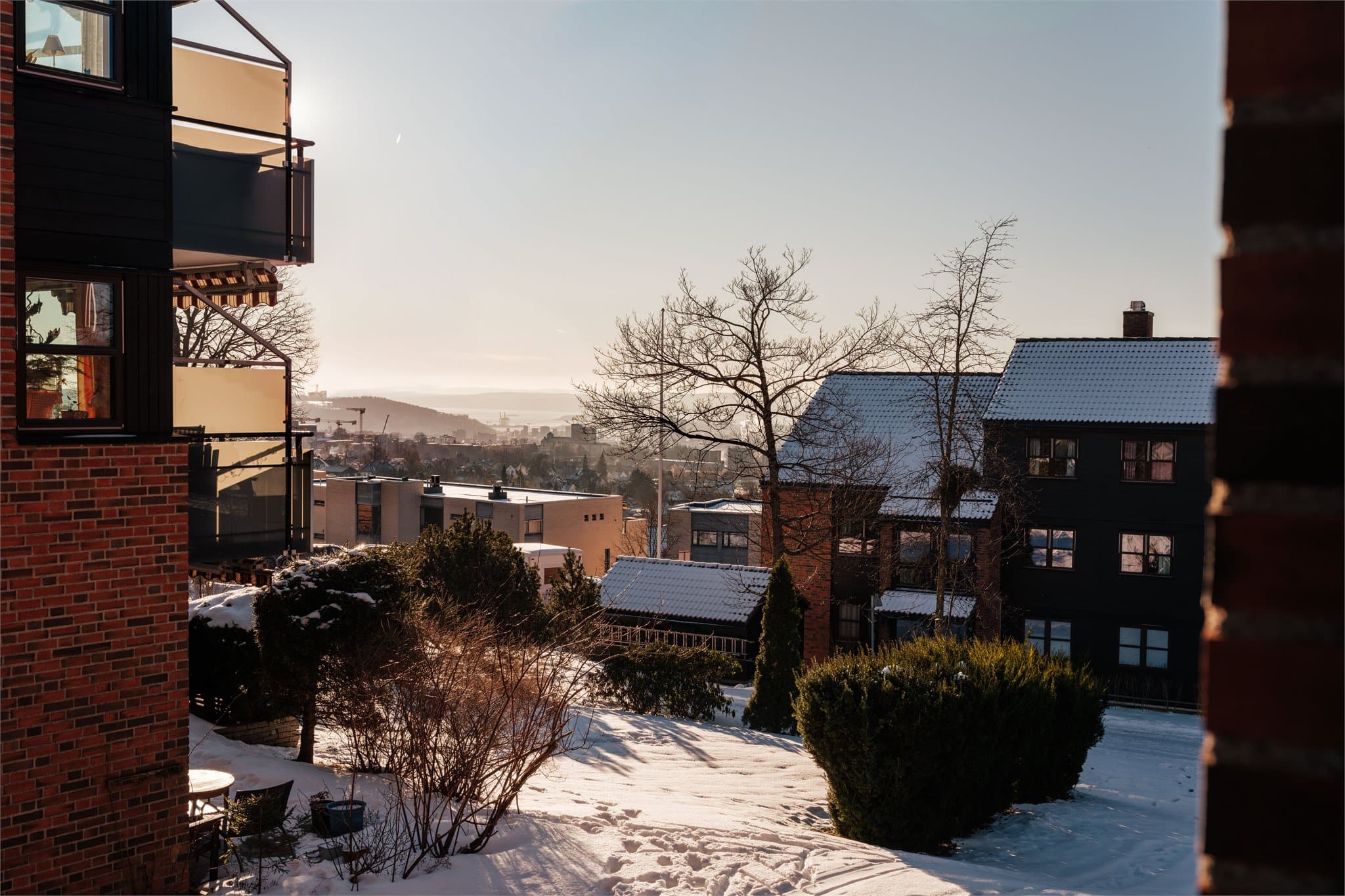 Utsikt over de grønne og rolige fellesområdene også fra soverommet