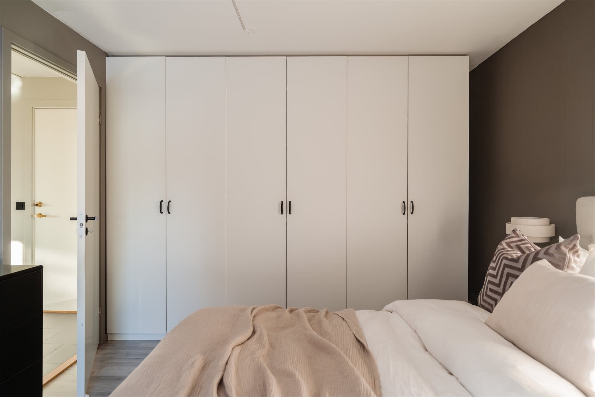 De slette, moderne skapdørene gir et ryddig og stilrent uttrykk.