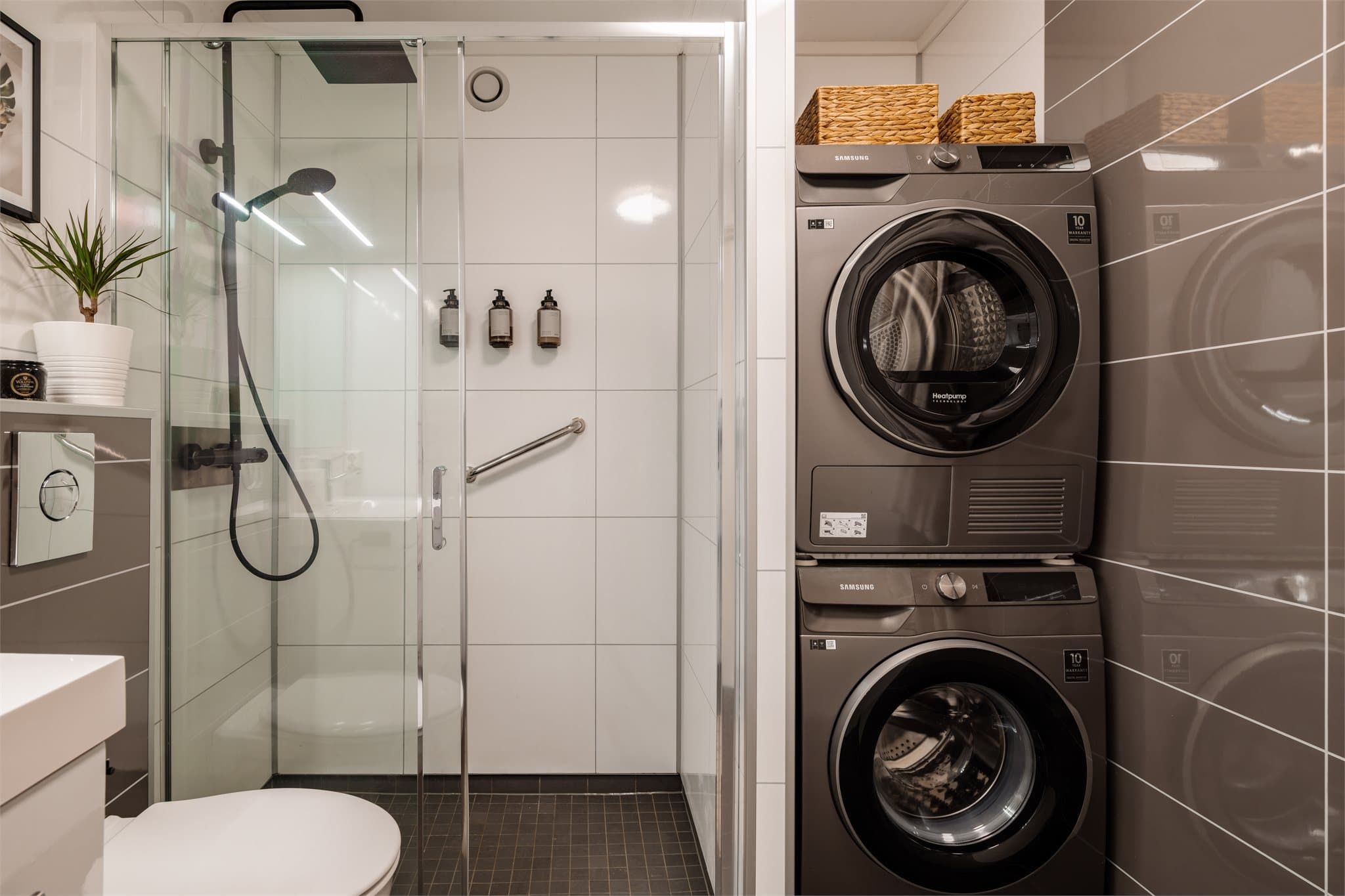 Her er det en praktisk dusjnisje og opplegg for vaskesøyle. Vaskemaskin og tørketrommel kan medfølge etter avtale