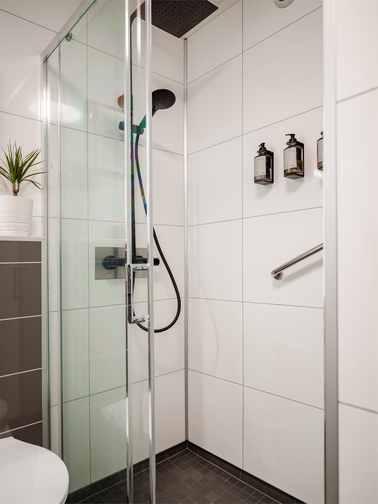 Vegger med Fibo Trespo våtromsplater og flislagt gulv med elektriske varmekabler.