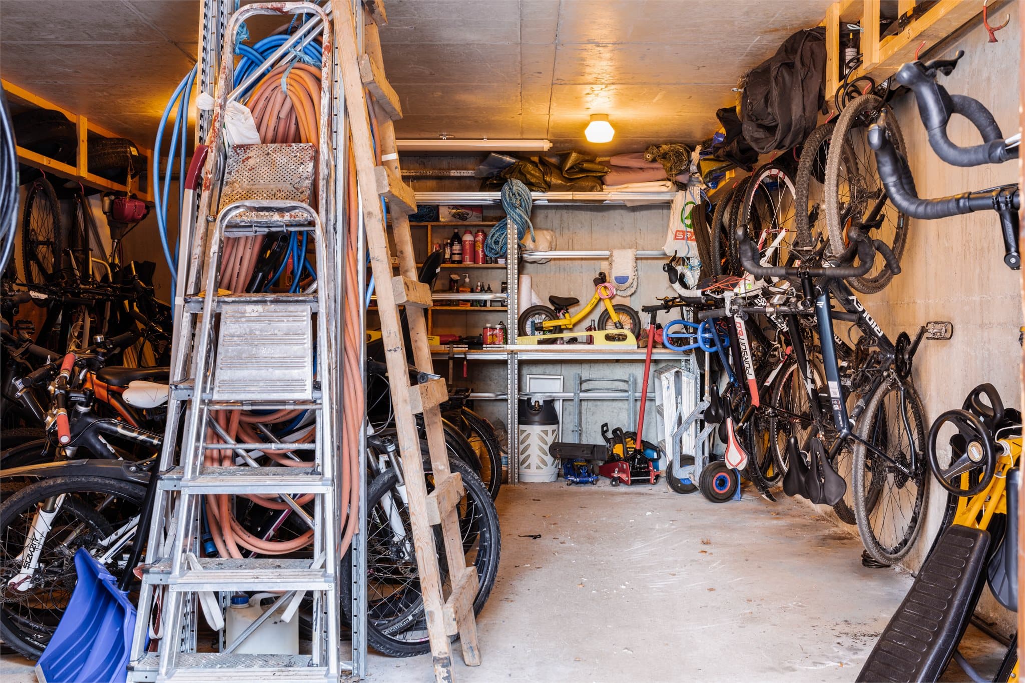 Leiligheten disponerer en praktisk nettingbod på loftet på ca. 4 m² for ekstra lagring.