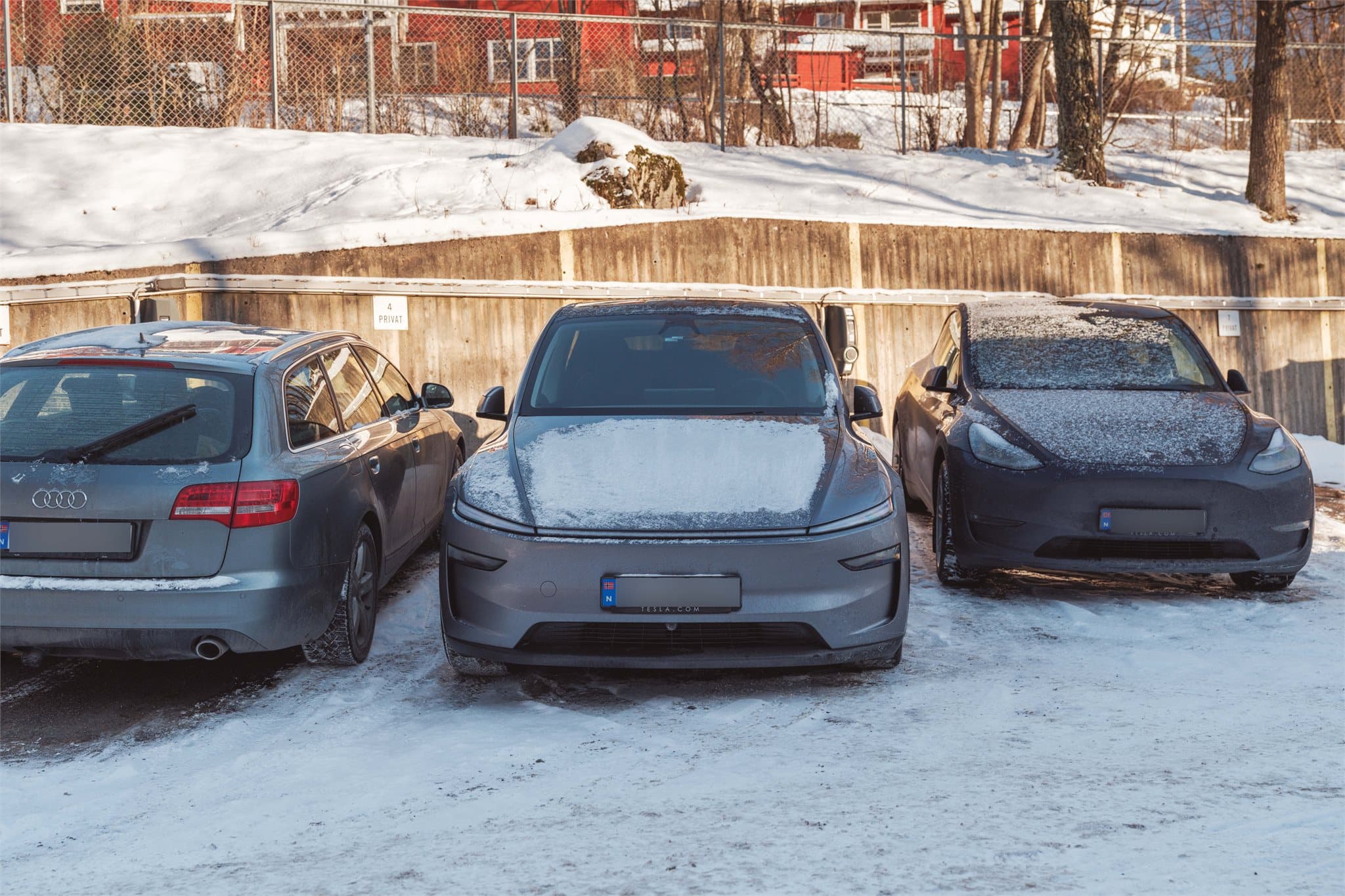 Til leiligheten medfølger en fast biloppstillingsplass.