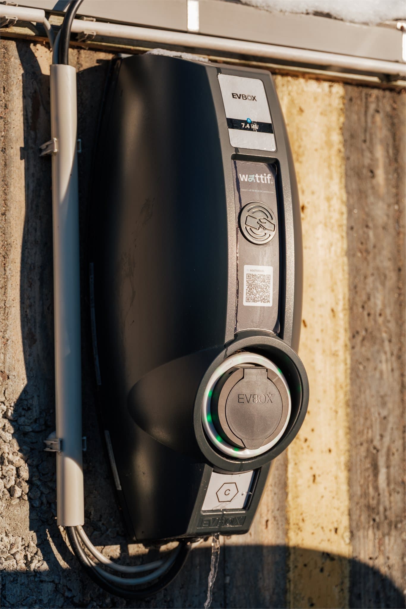 Parkeringsplassen er utstyrt med elbillader, noe som forenkler hverdagen for elbileiere.