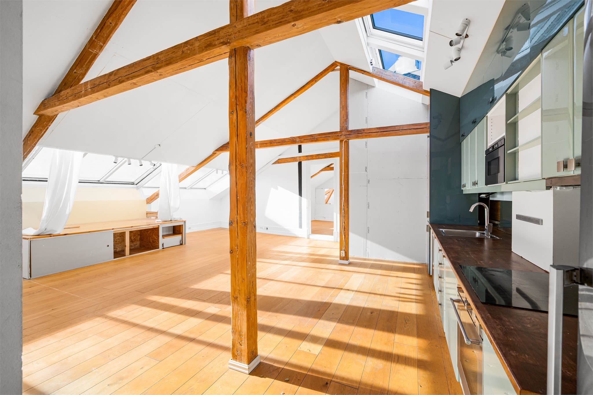 I stuen er det synlige trebjelker som skaper særpreg og karakter.