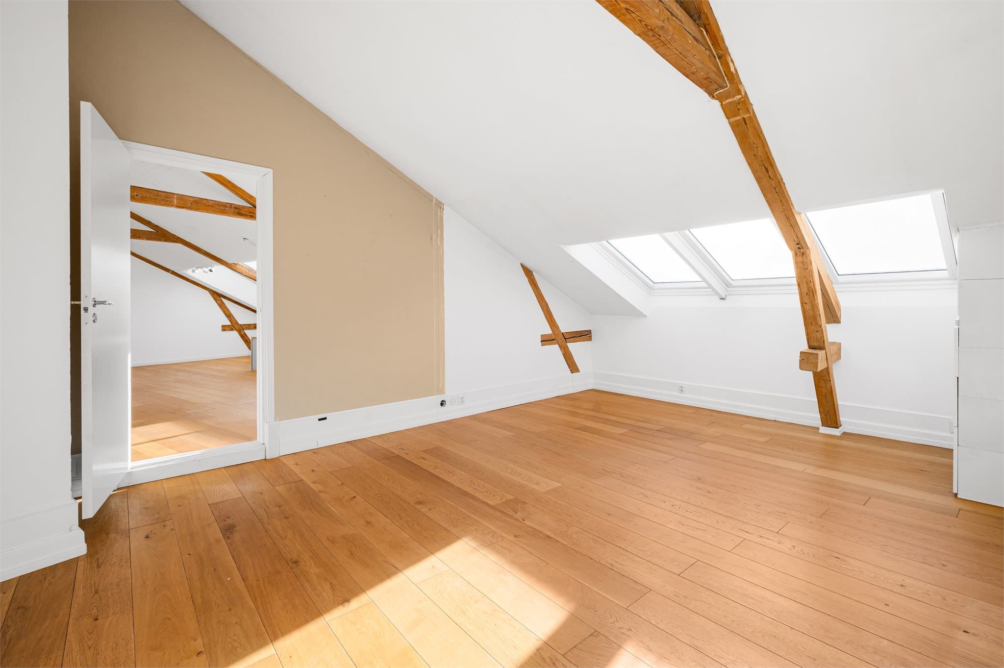 Skråtak og synlige bjelker gir særpreg.