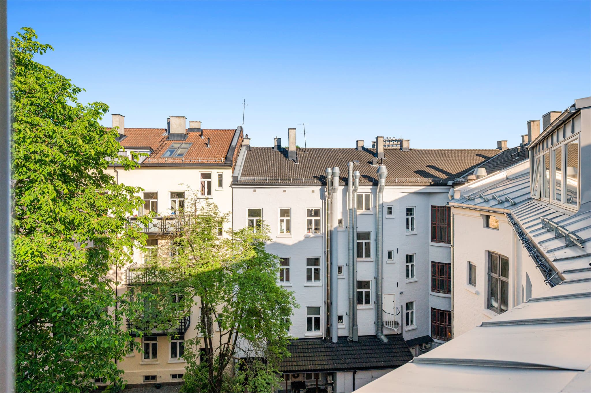 Beliggenheten kombinerer det beste av to verdener - det rolige nabolagslivet med kort vei til alt Oslo sentrum har å by på.