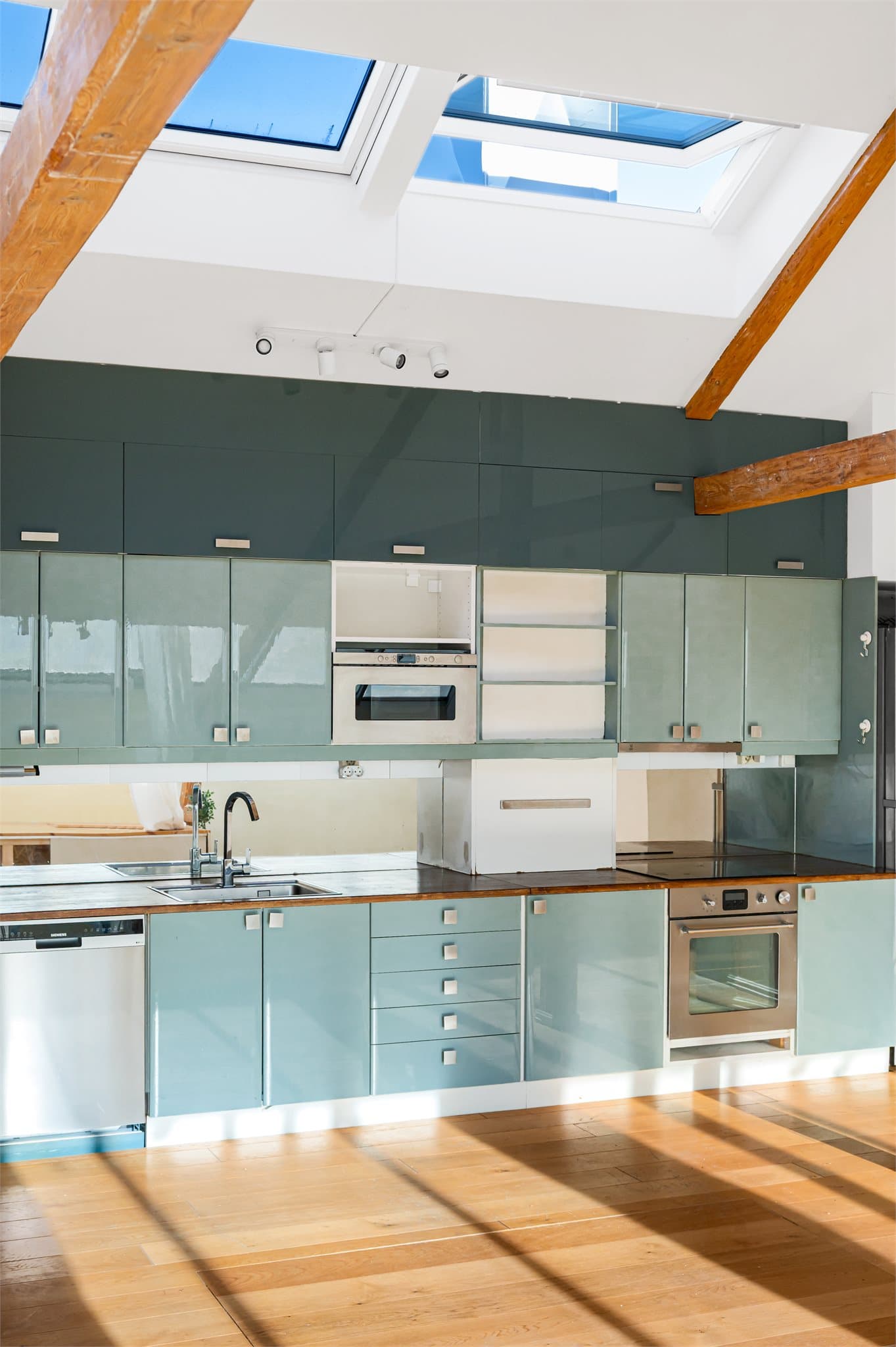 Integrerte hvitevarer som microovn og stekeovn med induksjon koketopp - opplegg for vaskemaskin.