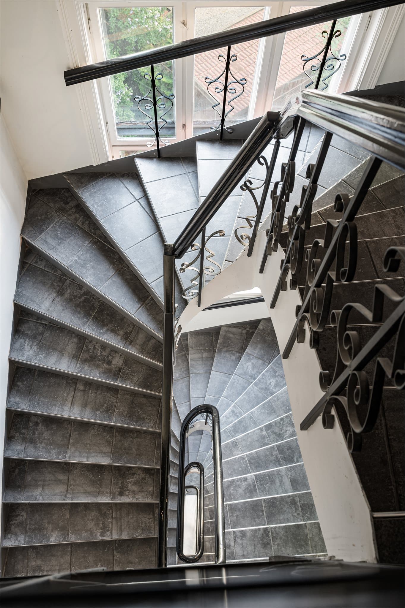 Trappeoppgang i klassisk bygårdsstil.