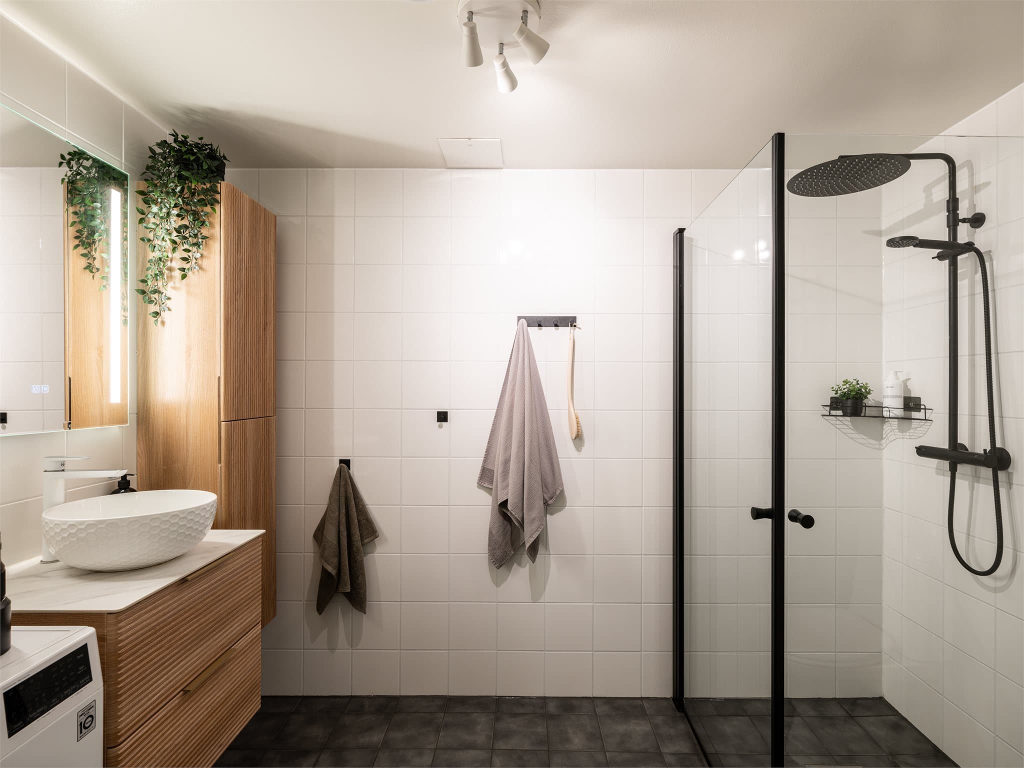 Badet er av god størrelse, med god plass til daglige rutiner.