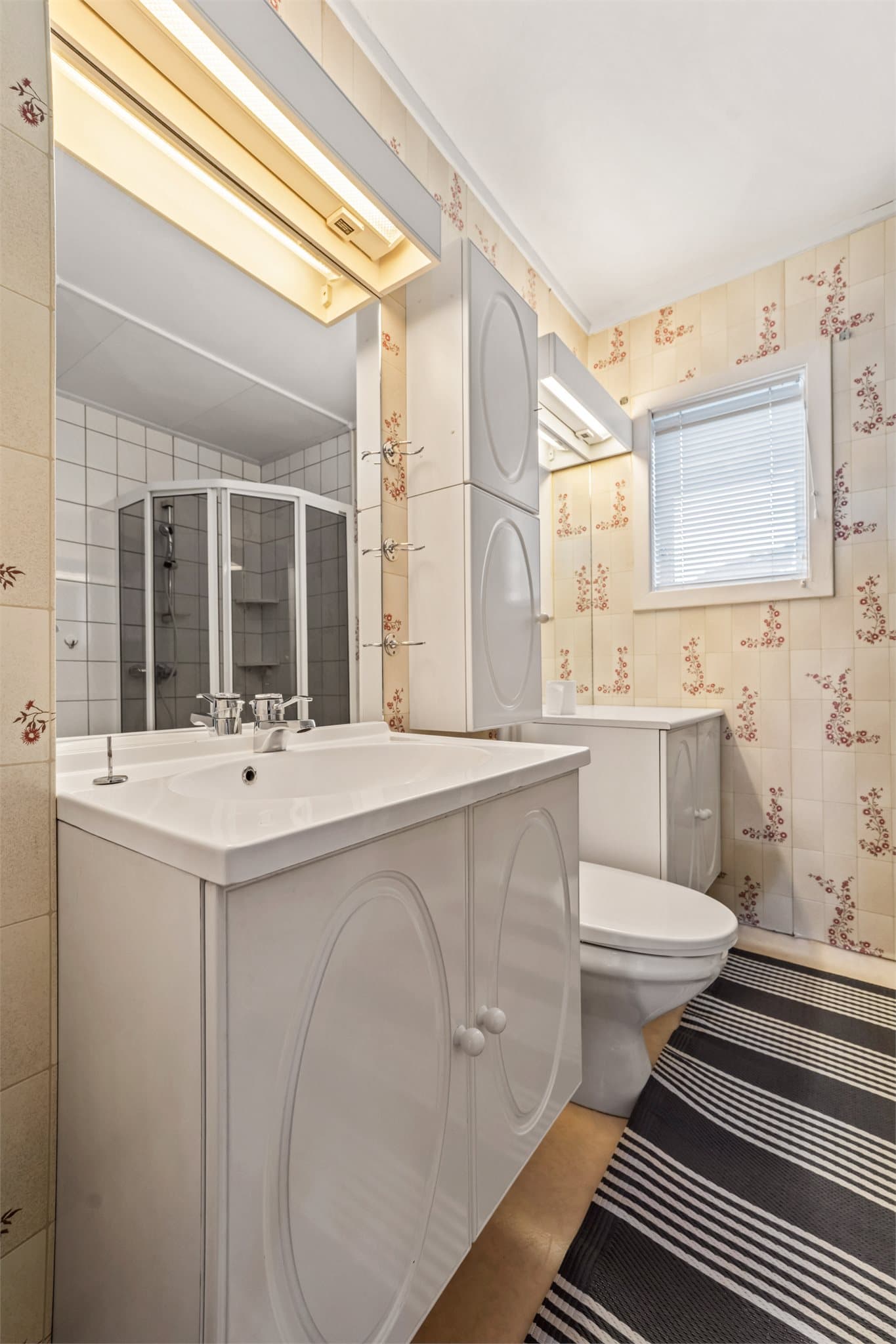 Badet i etasjen er av eldre standard, men romslig og et godt utgangspunkt for oppussing