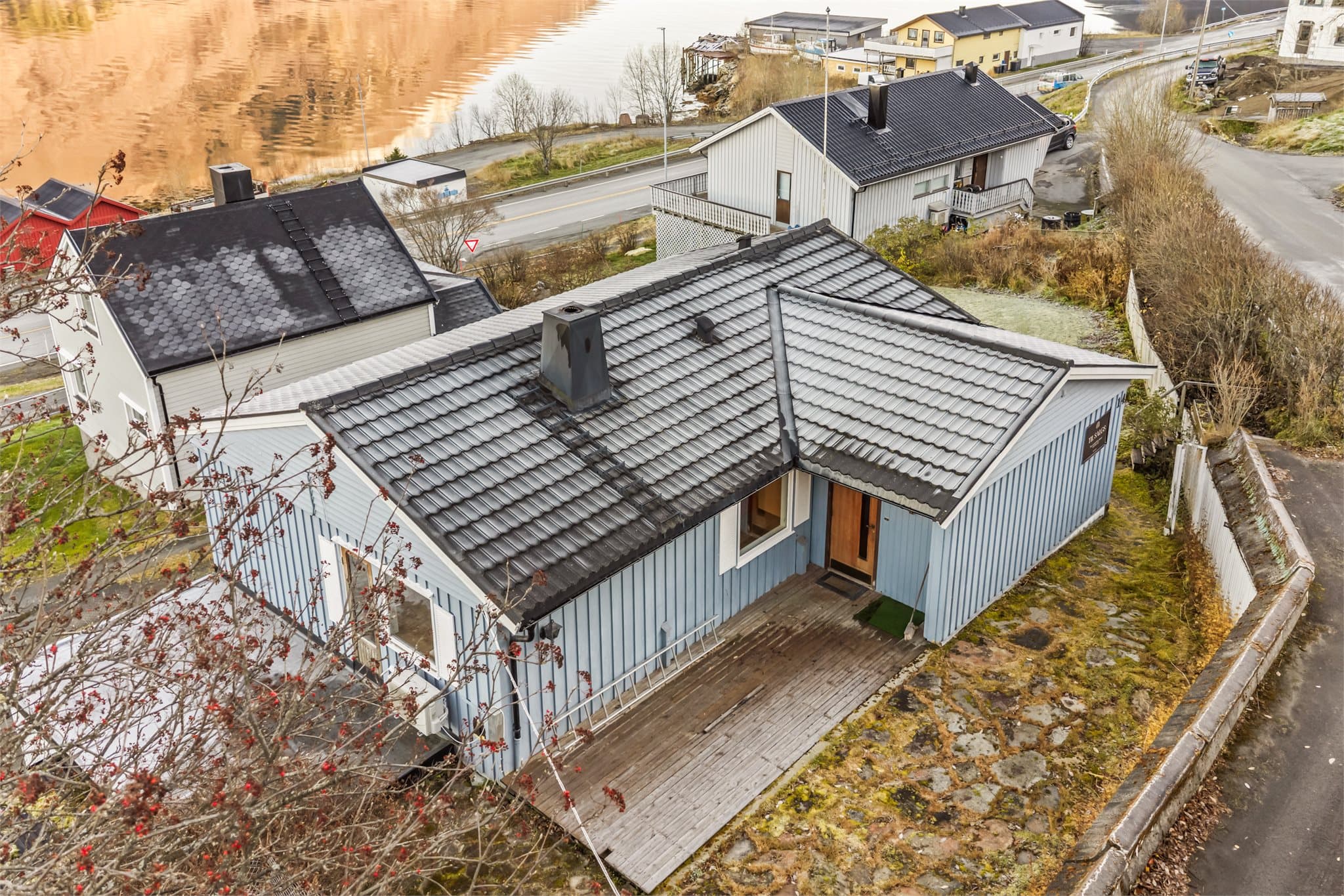 Boligens inngangsparti på øversiden