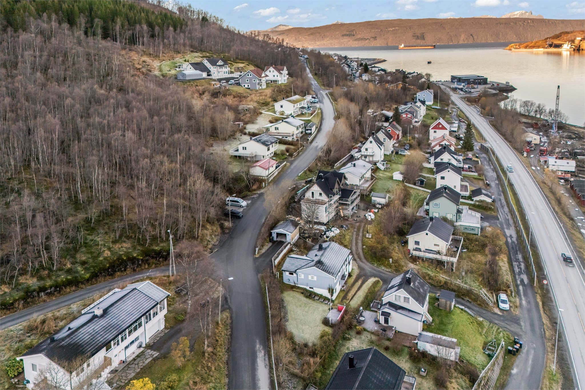 Det er to innkjøringer til eiendommen, en på øversiden og en på nedsiden