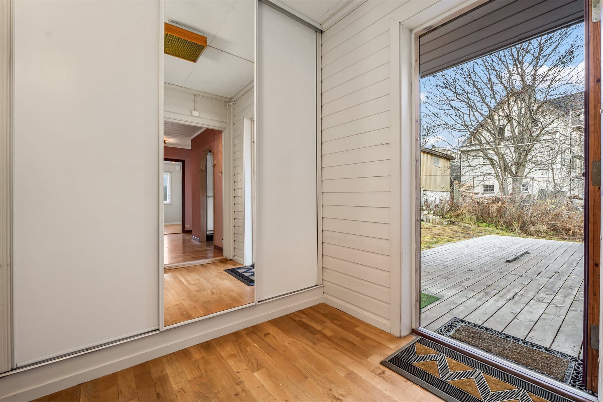 Entré med sklyvedørsgarderobe