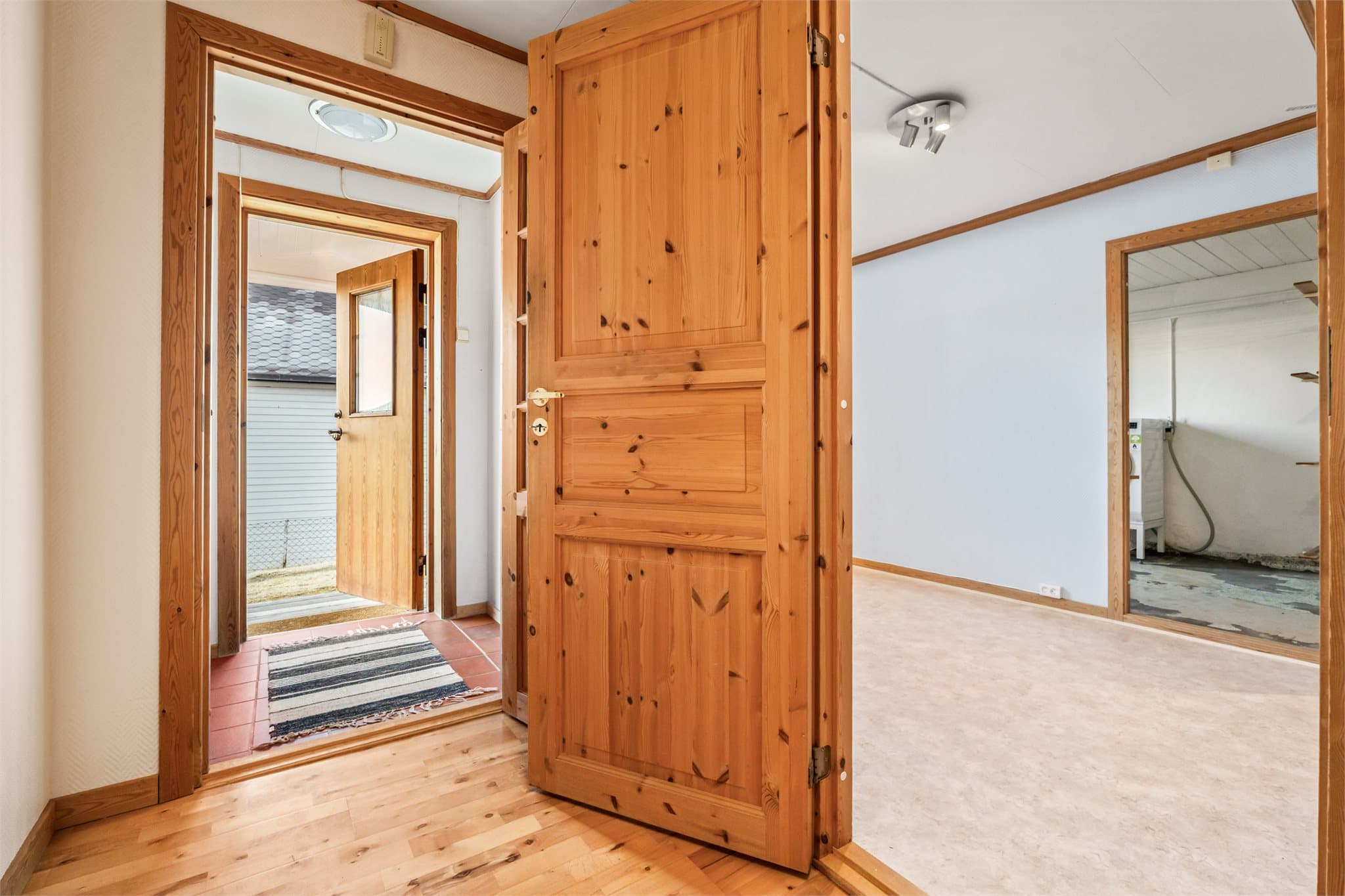 På motsatt side av etasjen er det videre adkomst til 2 rom som har vært brukt som soverom (ikke søkt godkjent) og vaskerom