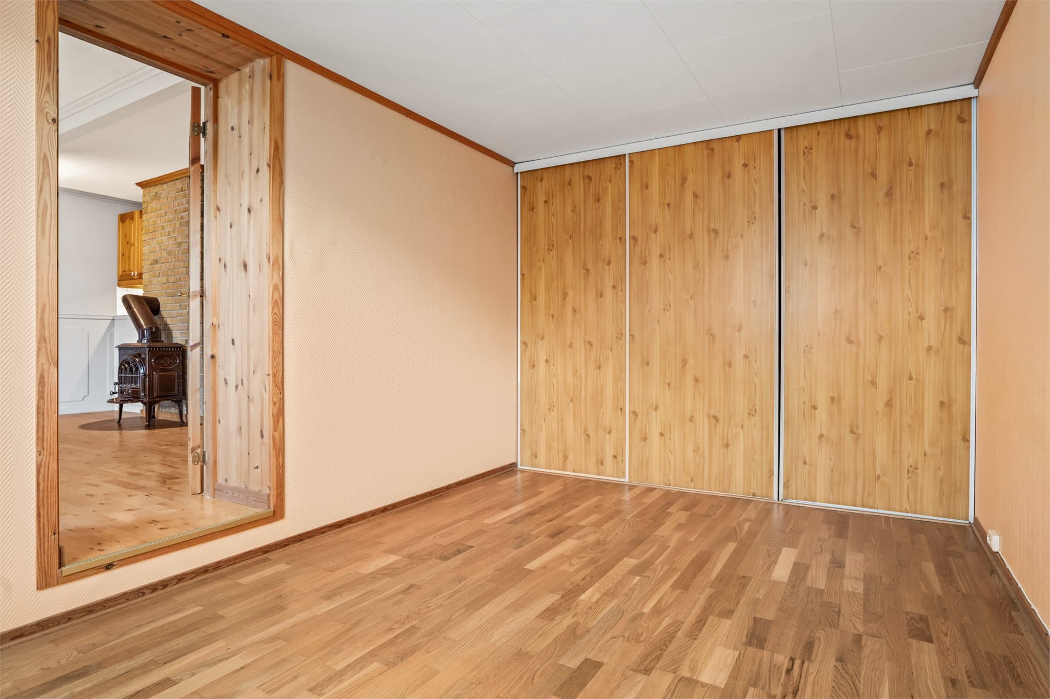 Soverom i u.etg. fra stuen ligger i tilbygd del
