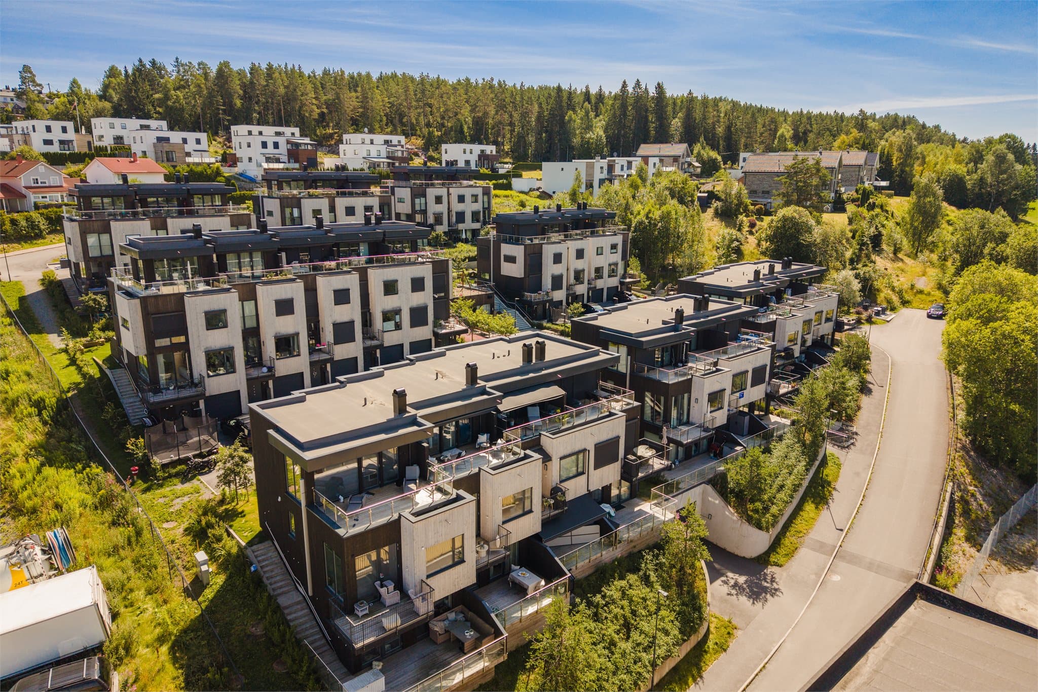 Lysåsveien 38 ligger i et rolig og veletablert boligområde med en fin kombinasjon av nærhet til natur, gode aktivitetstilbud og enkel tilgang til nødvendige servicetilbud.