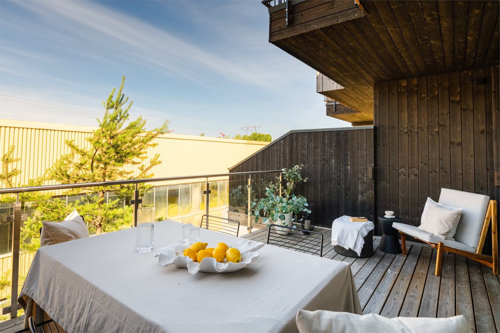 Uteplassen er godt tilrettelagt for hygge og grilling.