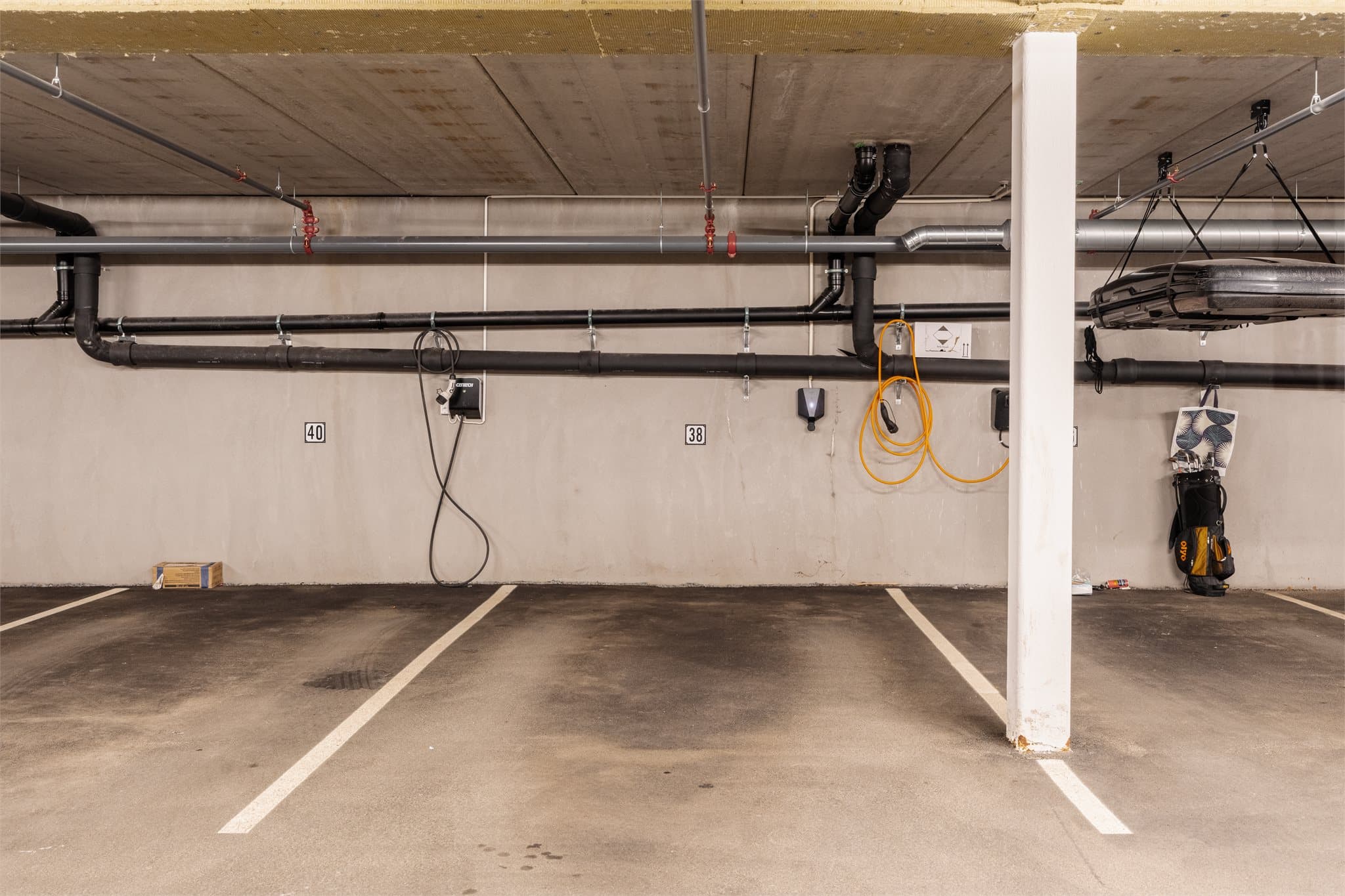 Egen parkeringsplass i garasjekjeller med installert elbillader.