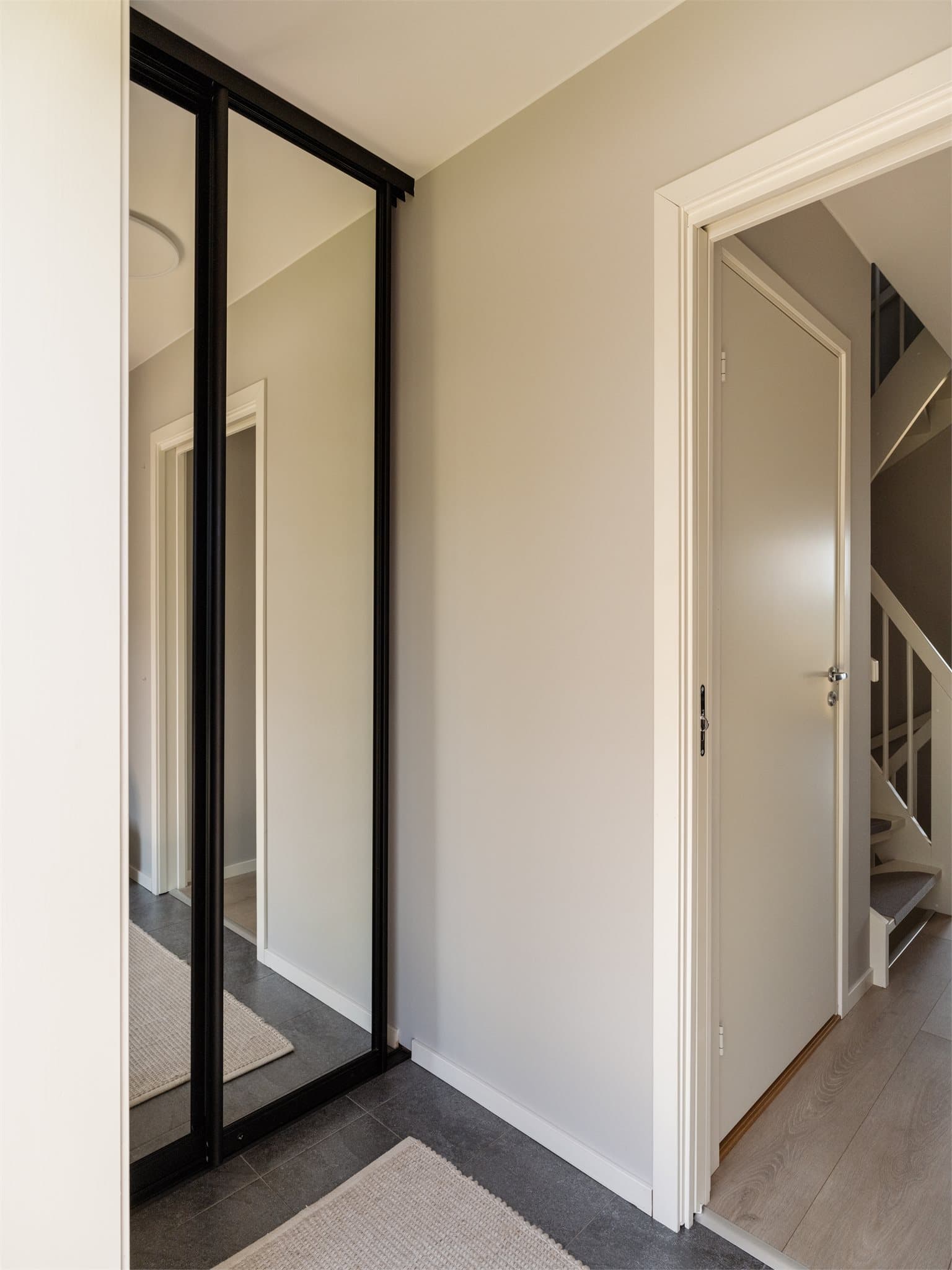 Entré med varmekabler i gulvet og god plass til oppbevaring i skyvedørsgarderobe.