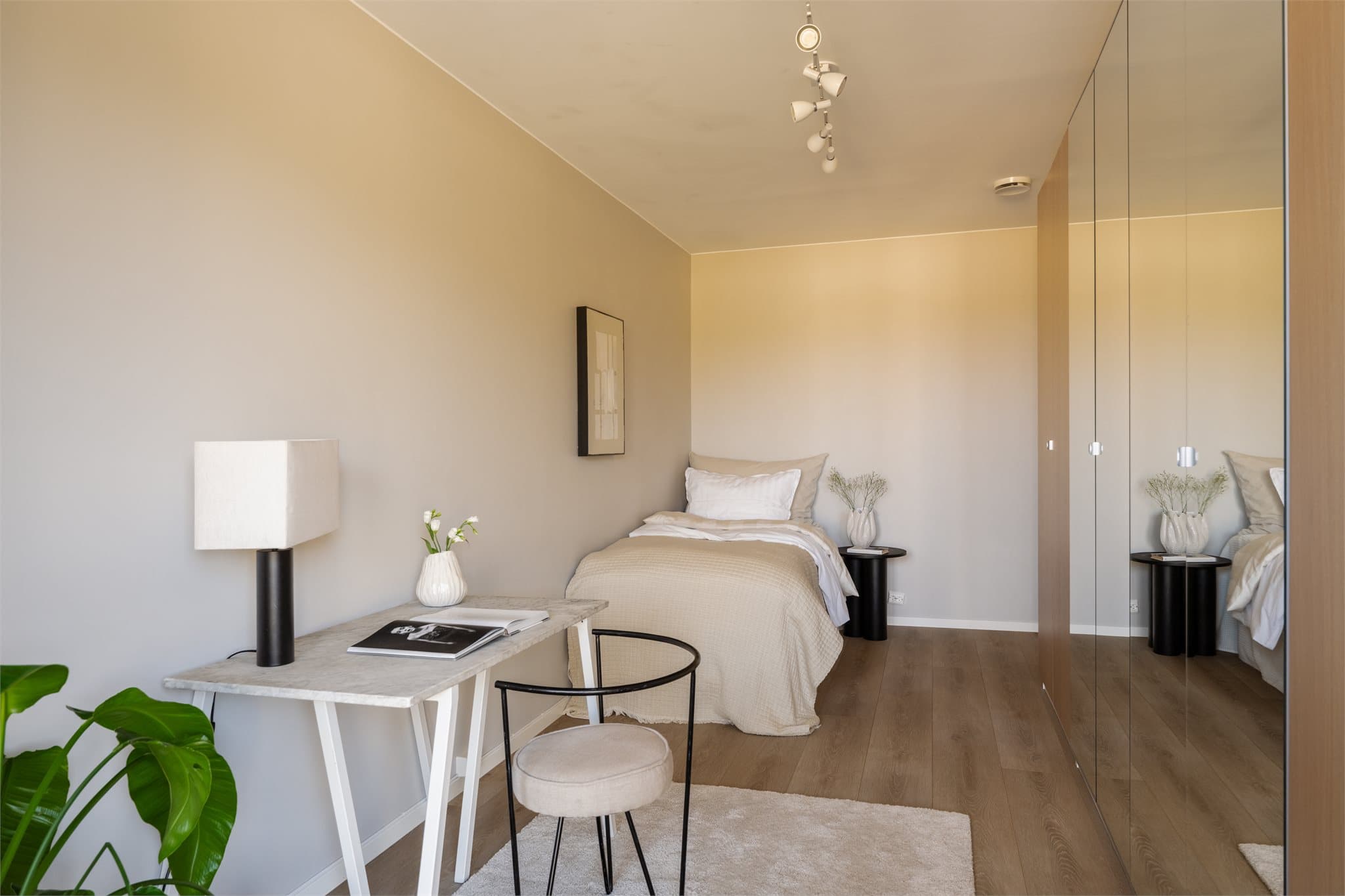 God plass til seng, garderobe og eventuelt en arbeidsplass.
