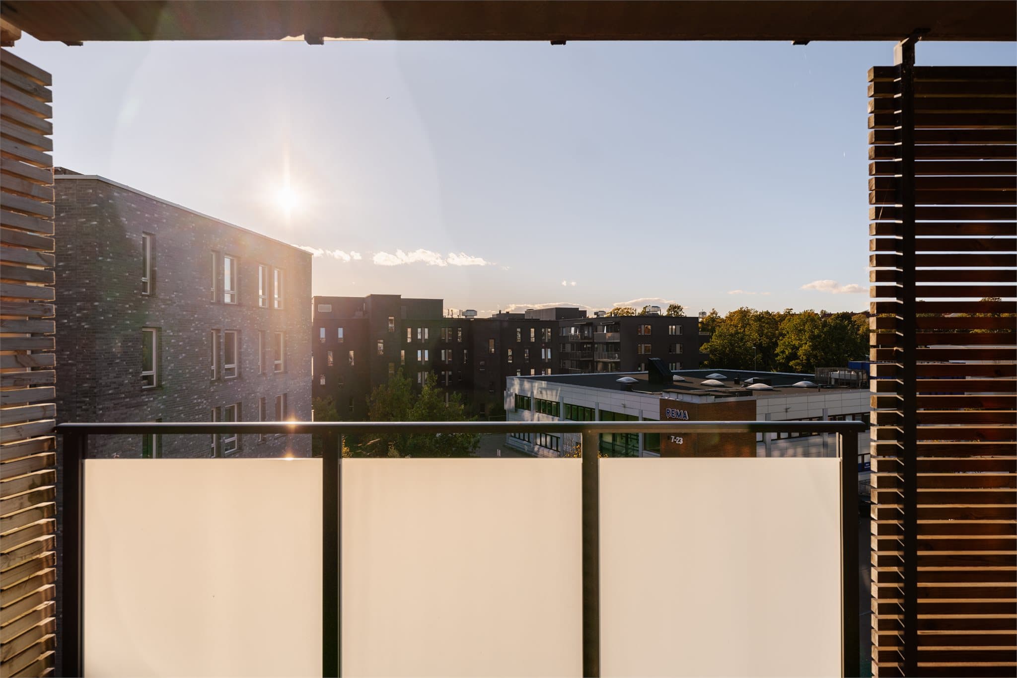 Med gode solforhold ligger alt til rette for å nyte lange sommerdager på balkongen.