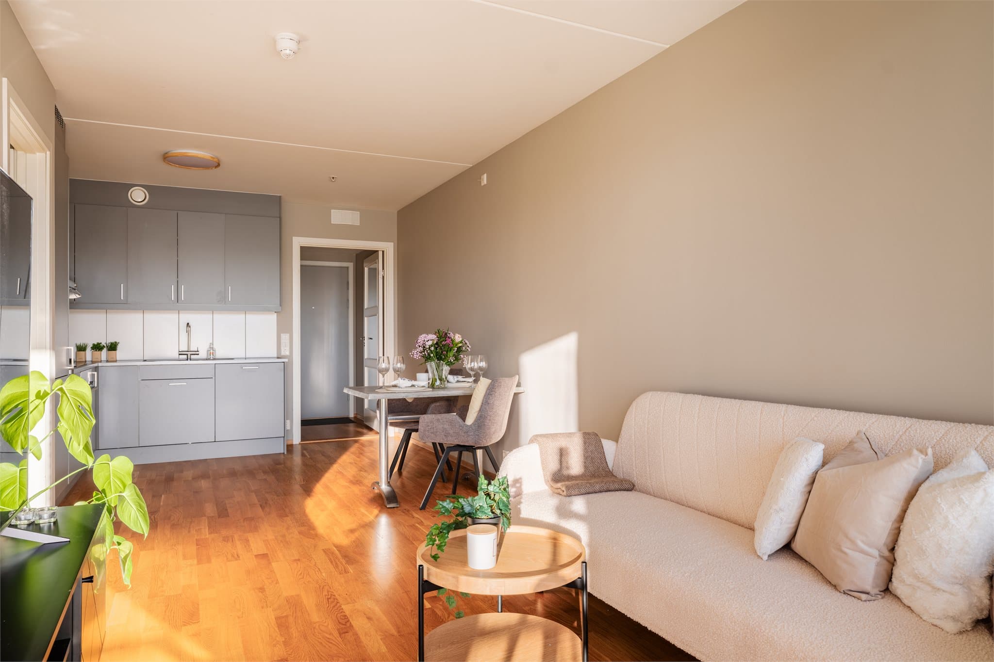Leiligheten varmes opp via radiatorer tilknyttet fjernvarme.