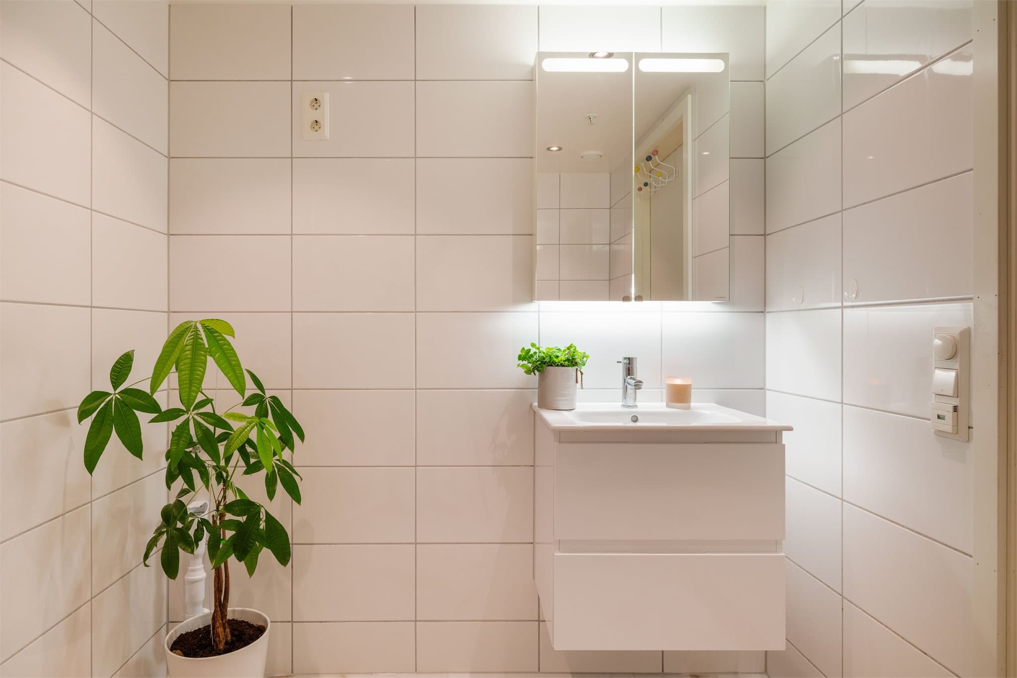 Innredningen er lys og moderne med integrert belysning.