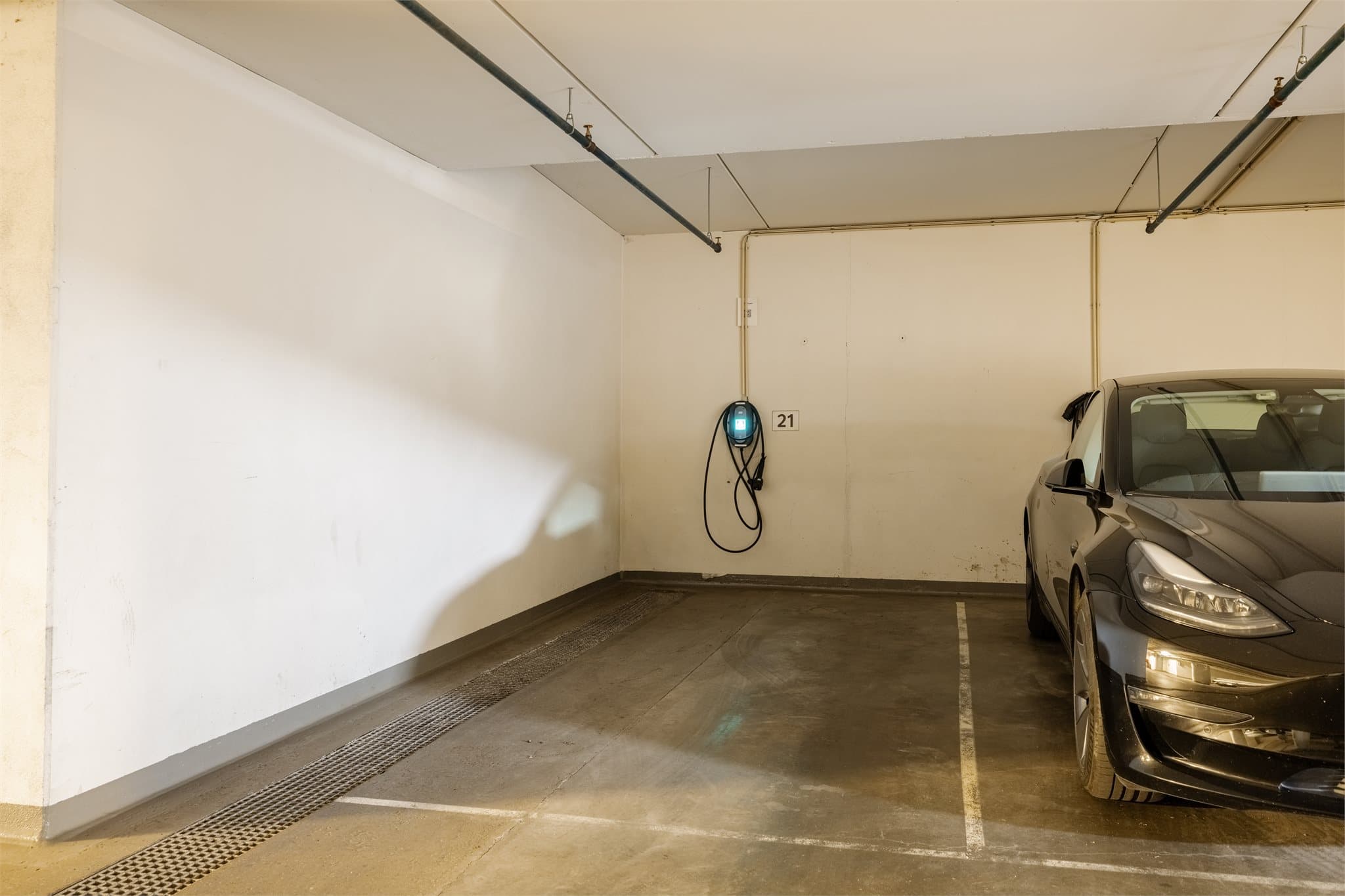 Det medfølger en fast parkeringsplass i kjelleren.