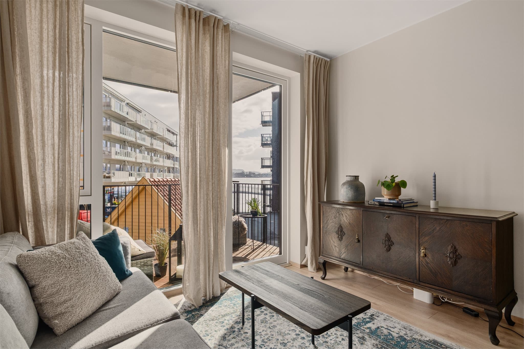 - Leiligheten har et totalt BRA-i på 49 m² og inneholder Stue med kjøkkendel, bad, entré og 2 soverom -