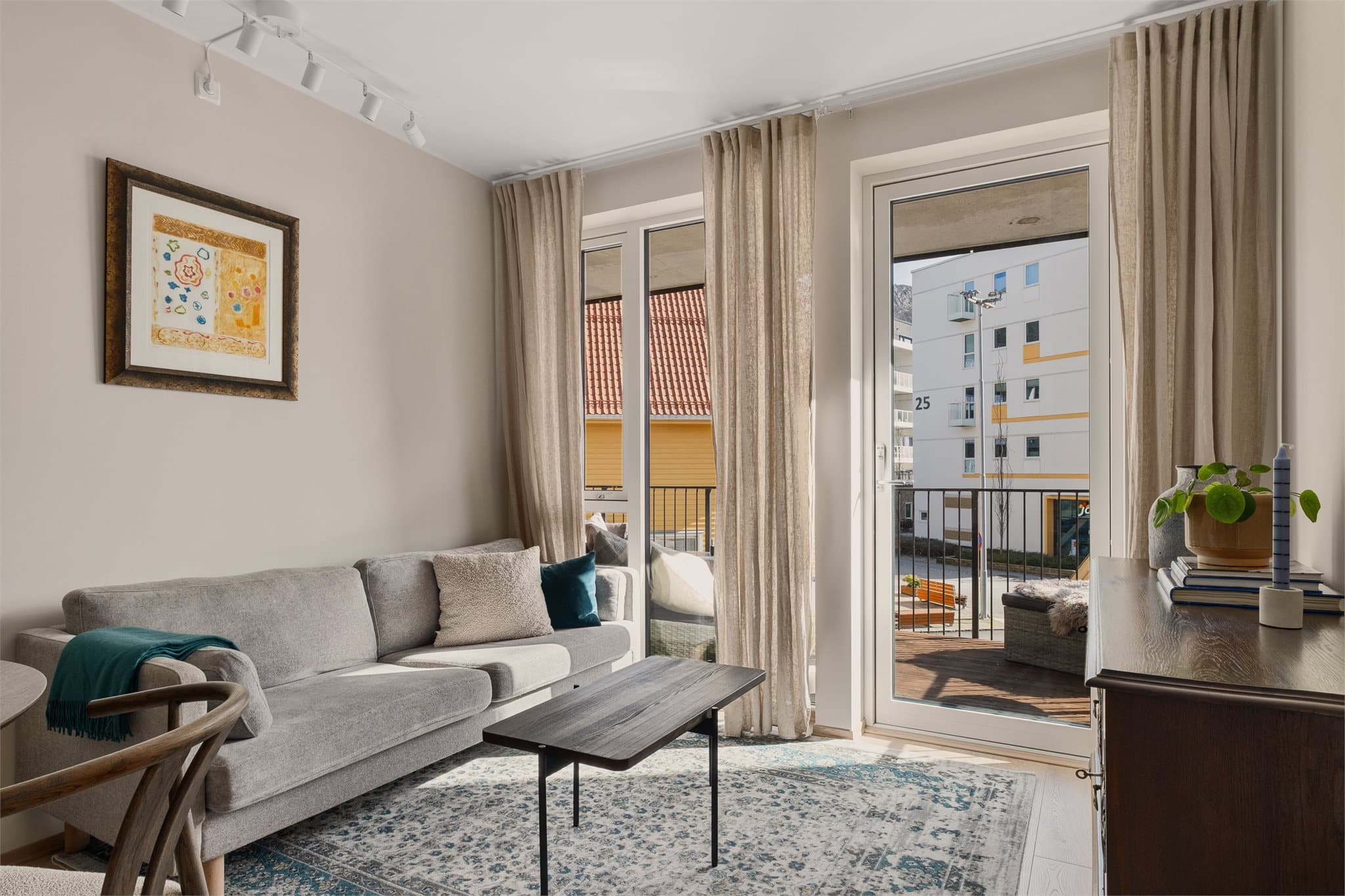 - Det er mulighet for å kjøpe selgers garasjeplass i tillegg for kr. 500 000,- eller bud -